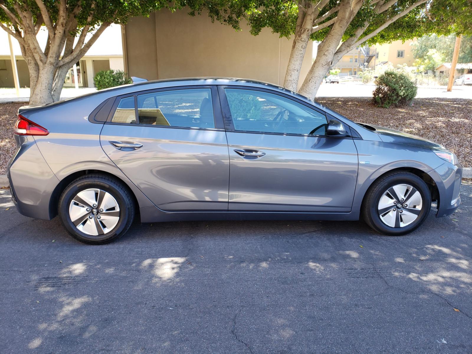 2019 /gray and lite gray Hyundai Ioniq Hybrid Blue (KMHC65LC7KU) with an 1.6L L4 DOHC 16V HYBRID engine, 6A transmission, located at 323 E Dunlap Ave., Phoenix, AZ, 85020, (602) 331-9000, 33.567677, -112.069000 - 2019 Hyundai Ioniq Hybrid,......A Must See!! No accidents, Ice cold AC. The car is gorgeous inside and out. Power windows, Power door locks, Touch screen Stereo, Phone sync, Bluetooth, Satellite compatible, backup camera, Beautiful gray and lite gray interior with dark gray cloth seats in near perfe - Photo #4
