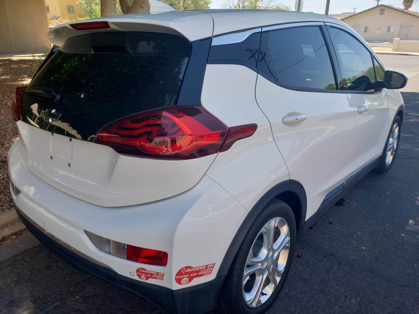 2018 WHITE /gray and black Chevrolet Bolt EV LT (1G1FW6S07J4) with an ELECTRIC engine, 1A transmission, located at 323 E Dunlap Ave., Phoenix, AZ, 85020, (602) 331-9000, 33.567677, -112.069000 - 2018 Chevrolet BolT LT,.......A Must See!! ONLY 38K MILES!!!.... No accidents, Ice cold AC. The car is gorgeous inside and out. Power windows, Power door locks, Touch screen Stereo, Phone sync, Bluetooth, Satellite compatible, Backup camera, Beautiful gray and black interior with gray cloth seats in - Photo #3