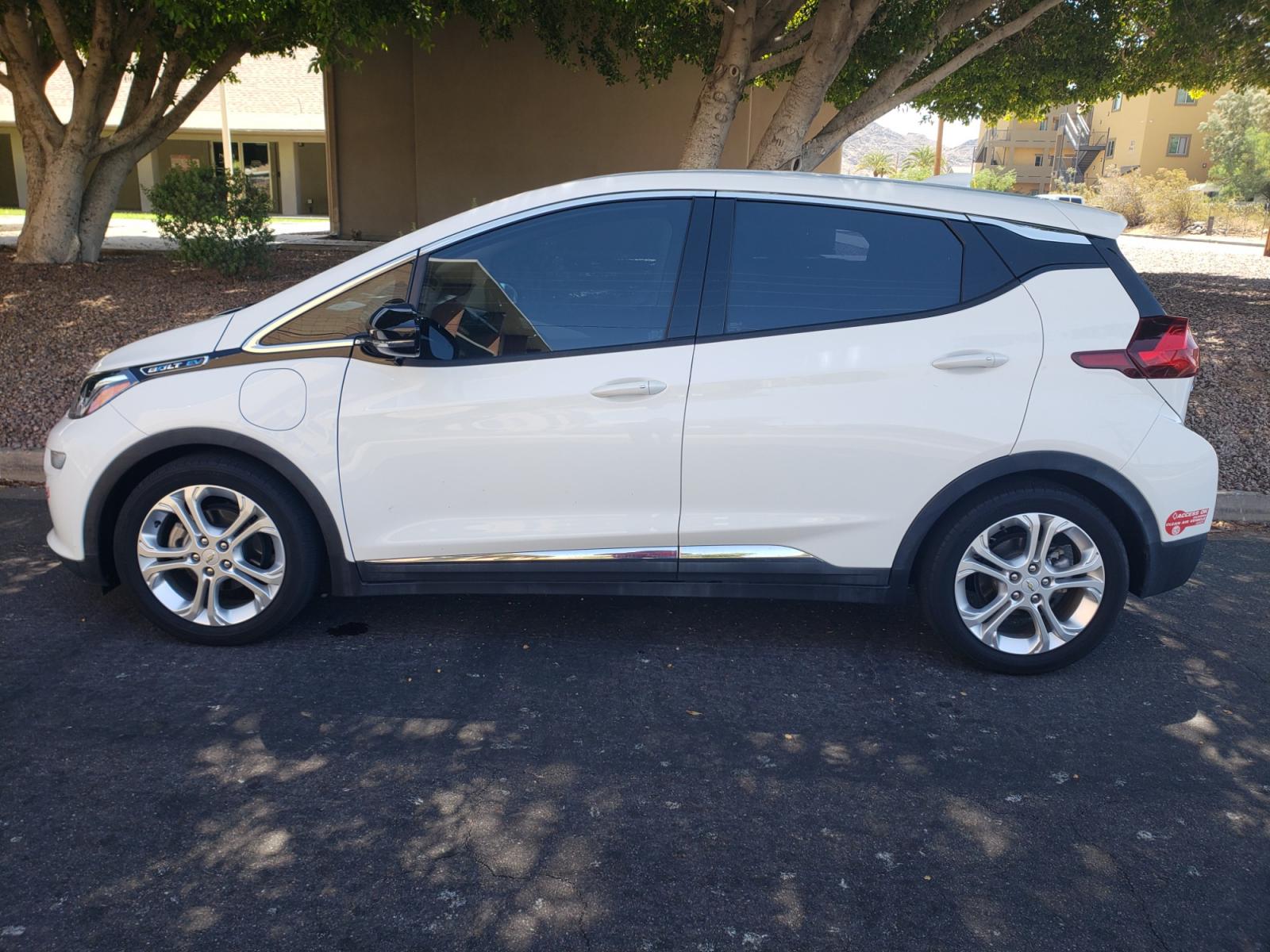 2018 WHITE /gray and black Chevrolet Bolt EV LT (1G1FW6S07J4) with an ELECTRIC engine, 1A transmission, located at 323 E Dunlap Ave., Phoenix, AZ, 85020, (602) 331-9000, 33.567677, -112.069000 - 2018 Chevrolet BolT LT,.......A Must See!! ONLY 38K MILES!!!.... No accidents, Ice cold AC. The car is gorgeous inside and out. Power windows, Power door locks, Touch screen Stereo, Phone sync, Bluetooth, Satellite compatible, Backup camera, Beautiful gray and black interior with gray cloth seats in - Photo #6