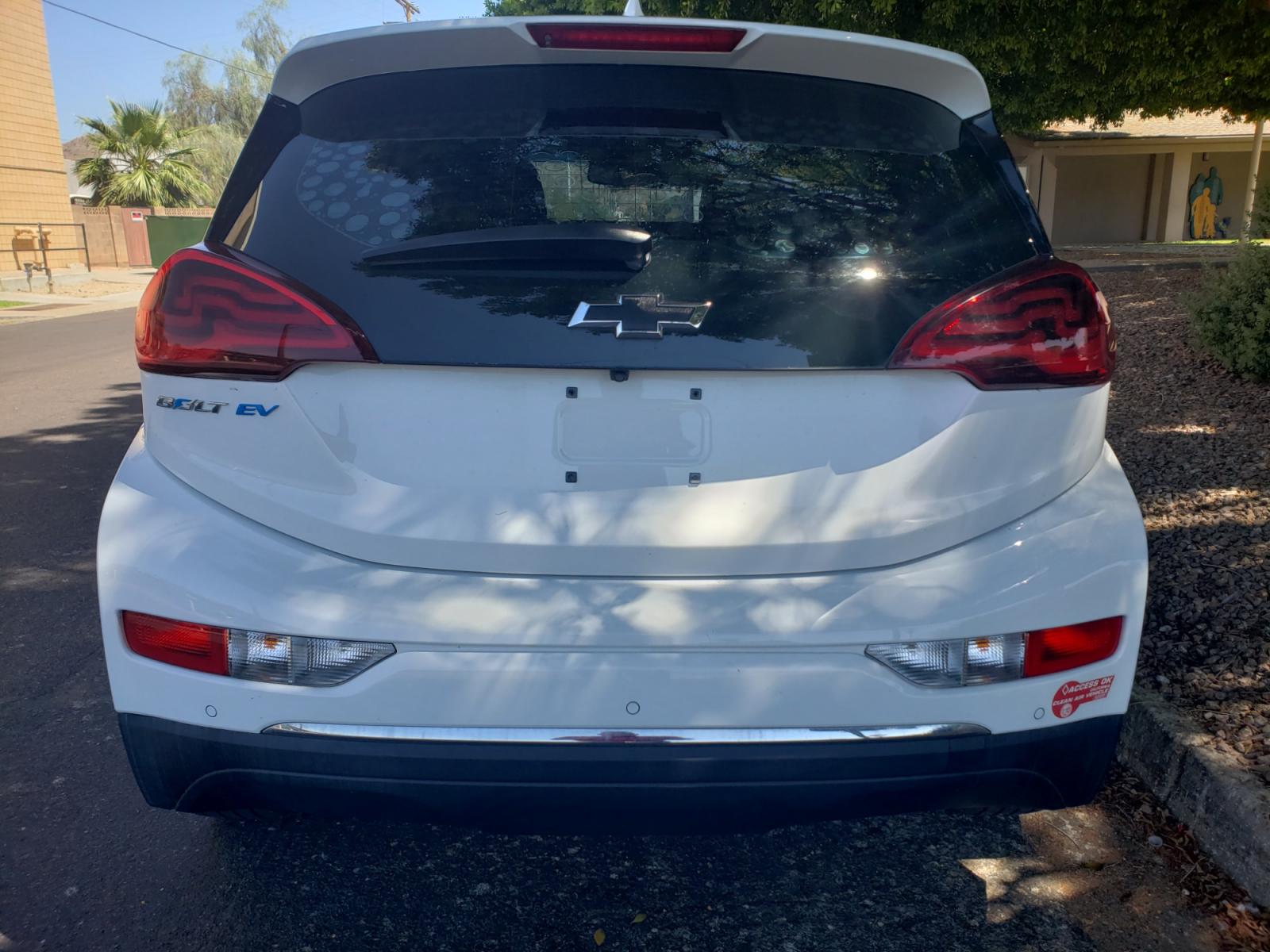 2018 WHITE /gray and black Chevrolet Bolt EV LT (1G1FW6S07J4) with an ELECTRIC engine, 1A transmission, located at 323 E Dunlap Ave., Phoenix, AZ, 85020, (602) 331-9000, 33.567677, -112.069000 - 2018 Chevrolet BolT LT,.......A Must See!! ONLY 38K MILES!!!.... No accidents, Ice cold AC. The car is gorgeous inside and out. Power windows, Power door locks, Touch screen Stereo, Phone sync, Bluetooth, Satellite compatible, Backup camera, Beautiful gray and black interior with gray cloth seats in - Photo #7