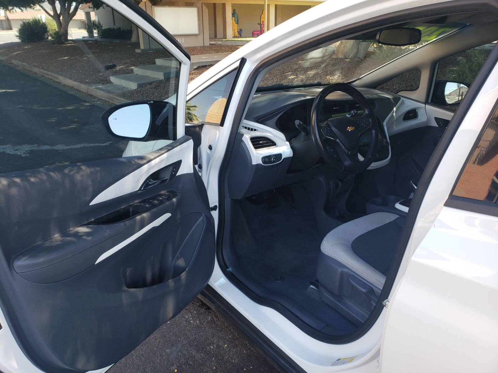 2018 WHITE /gray and black Chevrolet Bolt EV LT (1G1FW6S07J4) with an ELECTRIC engine, 1A transmission, located at 323 E Dunlap Ave., Phoenix, AZ, 85020, (602) 331-9000, 33.567677, -112.069000 - 2018 Chevrolet BolT LT,.......A Must See!! ONLY 38K MILES!!!.... No accidents, Ice cold AC. The car is gorgeous inside and out. Power windows, Power door locks, Touch screen Stereo, Phone sync, Bluetooth, Satellite compatible, Backup camera, Beautiful gray and black interior with gray cloth seats in - Photo #8