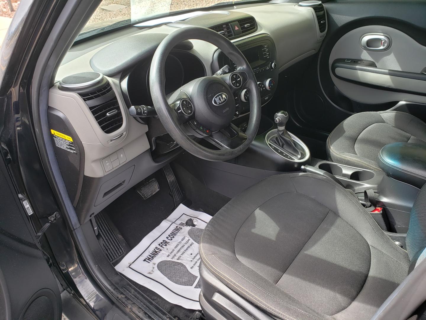 2015 /gray and black Kia Soul + (KNDJP3A57F7) with an 2.0L L4 DOHC 16V engine, 6-Speed Automatic transmission, located at 323 E Dunlap Ave., Phoenix, AZ, 85020, (602) 331-9000, 33.567677, -112.069000 - 2015 Kia Soul,.... A Must See!! No accidents. cold AC. the car is gorgeous inside and out. power windows, power door locks, interior clean black and gray with beautiful black cloth seats in near perfect condition...Stereo, Satellite compatable, Bluetooth, MP3 PLayer, Incredible gas mileage! Clean Ar - Photo#9