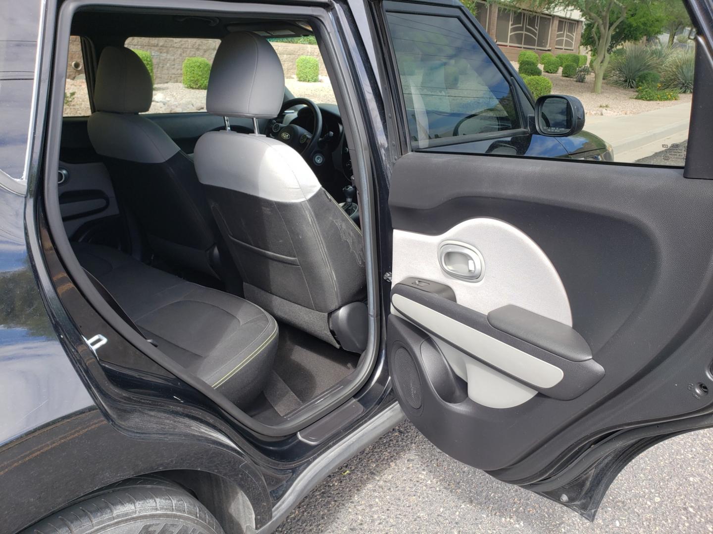 2015 /gray and black Kia Soul + (KNDJP3A57F7) with an 2.0L L4 DOHC 16V engine, 6-Speed Automatic transmission, located at 323 E Dunlap Ave., Phoenix, AZ, 85020, (602) 331-9000, 33.567677, -112.069000 - 2015 Kia Soul,.... A Must See!! No accidents. cold AC. the car is gorgeous inside and out. power windows, power door locks, interior clean black and gray with beautiful black cloth seats in near perfect condition...Stereo, Satellite compatable, Bluetooth, MP3 PLayer, Incredible gas mileage! Clean Ar - Photo#15