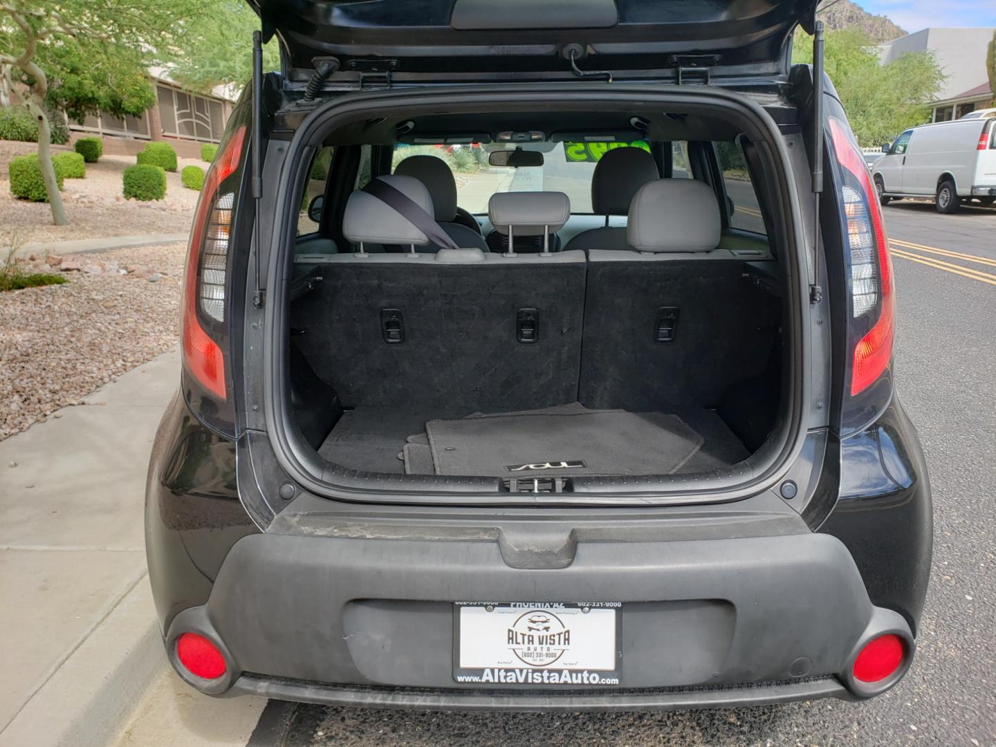 2015 /gray and black Kia Soul + (KNDJP3A57F7) with an 2.0L L4 DOHC 16V engine, 6-Speed Automatic transmission, located at 323 E Dunlap Ave., Phoenix, AZ, 85020, (602) 331-9000, 33.567677, -112.069000 - 2015 Kia Soul,.... A Must See!! No accidents. cold AC. the car is gorgeous inside and out. power windows, power door locks, interior clean black and gray with beautiful black cloth seats in near perfect condition...Stereo, Satellite compatable, Bluetooth, MP3 PLayer, Incredible gas mileage! Clean Ar - Photo#17