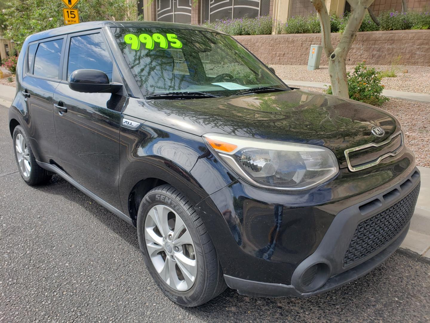 2015 /gray and black Kia Soul + (KNDJP3A57F7) with an 2.0L L4 DOHC 16V engine, 6-Speed Automatic transmission, located at 323 E Dunlap Ave., Phoenix, AZ, 85020, (602) 331-9000, 33.567677, -112.069000 - 2015 Kia Soul,.... A Must See!! No accidents. cold AC. the car is gorgeous inside and out. power windows, power door locks, interior clean black and gray with beautiful black cloth seats in near perfect condition...Stereo, Satellite compatable, Bluetooth, MP3 PLayer, Incredible gas mileage! Clean Ar - Photo#2