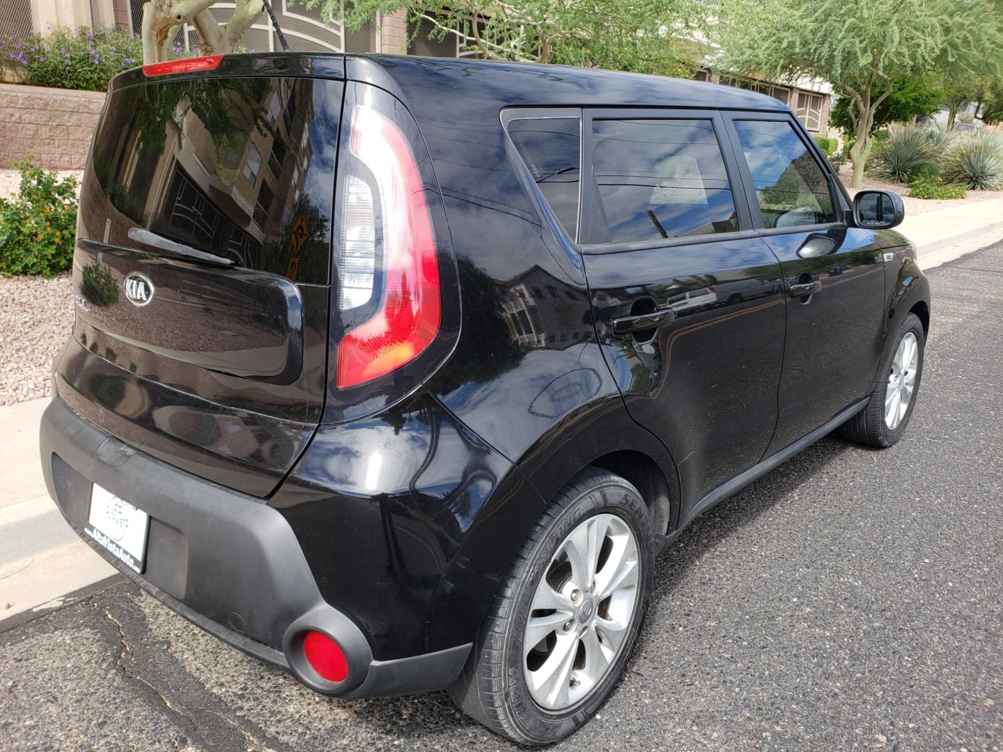 2015 /gray and black Kia Soul + (KNDJP3A57F7) with an 2.0L L4 DOHC 16V engine, 6-Speed Automatic transmission, located at 323 E Dunlap Ave., Phoenix, AZ, 85020, (602) 331-9000, 33.567677, -112.069000 - 2015 Kia Soul,.... A Must See!! No accidents. cold AC. the car is gorgeous inside and out. power windows, power door locks, interior clean black and gray with beautiful black cloth seats in near perfect condition...Stereo, Satellite compatable, Bluetooth, MP3 PLayer, Incredible gas mileage! Clean Ar - Photo#3