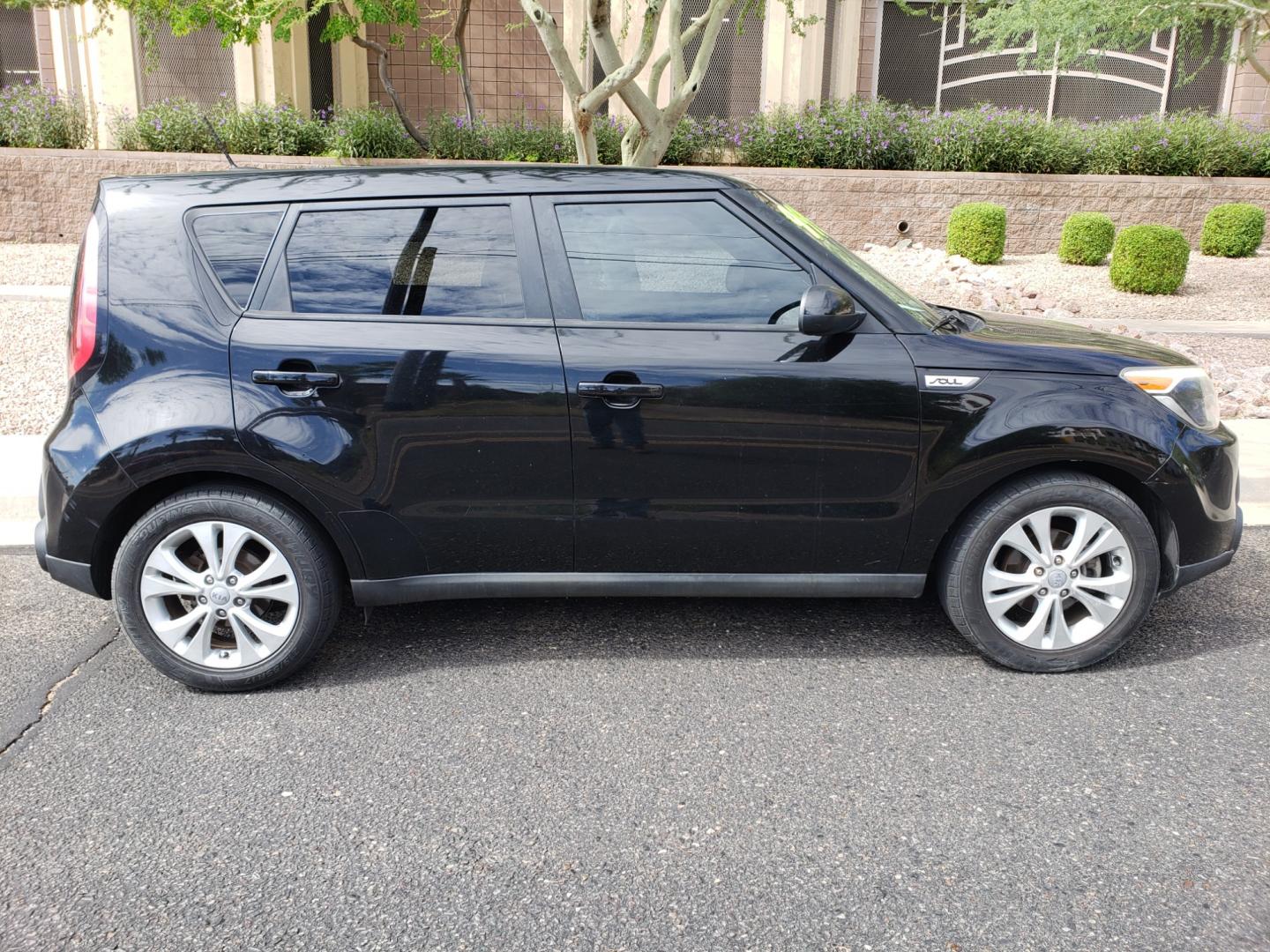 2015 /gray and black Kia Soul + (KNDJP3A57F7) with an 2.0L L4 DOHC 16V engine, 6-Speed Automatic transmission, located at 323 E Dunlap Ave., Phoenix, AZ, 85020, (602) 331-9000, 33.567677, -112.069000 - 2015 Kia Soul,.... A Must See!! No accidents. cold AC. the car is gorgeous inside and out. power windows, power door locks, interior clean black and gray with beautiful black cloth seats in near perfect condition...Stereo, Satellite compatable, Bluetooth, MP3 PLayer, Incredible gas mileage! Clean Ar - Photo#4