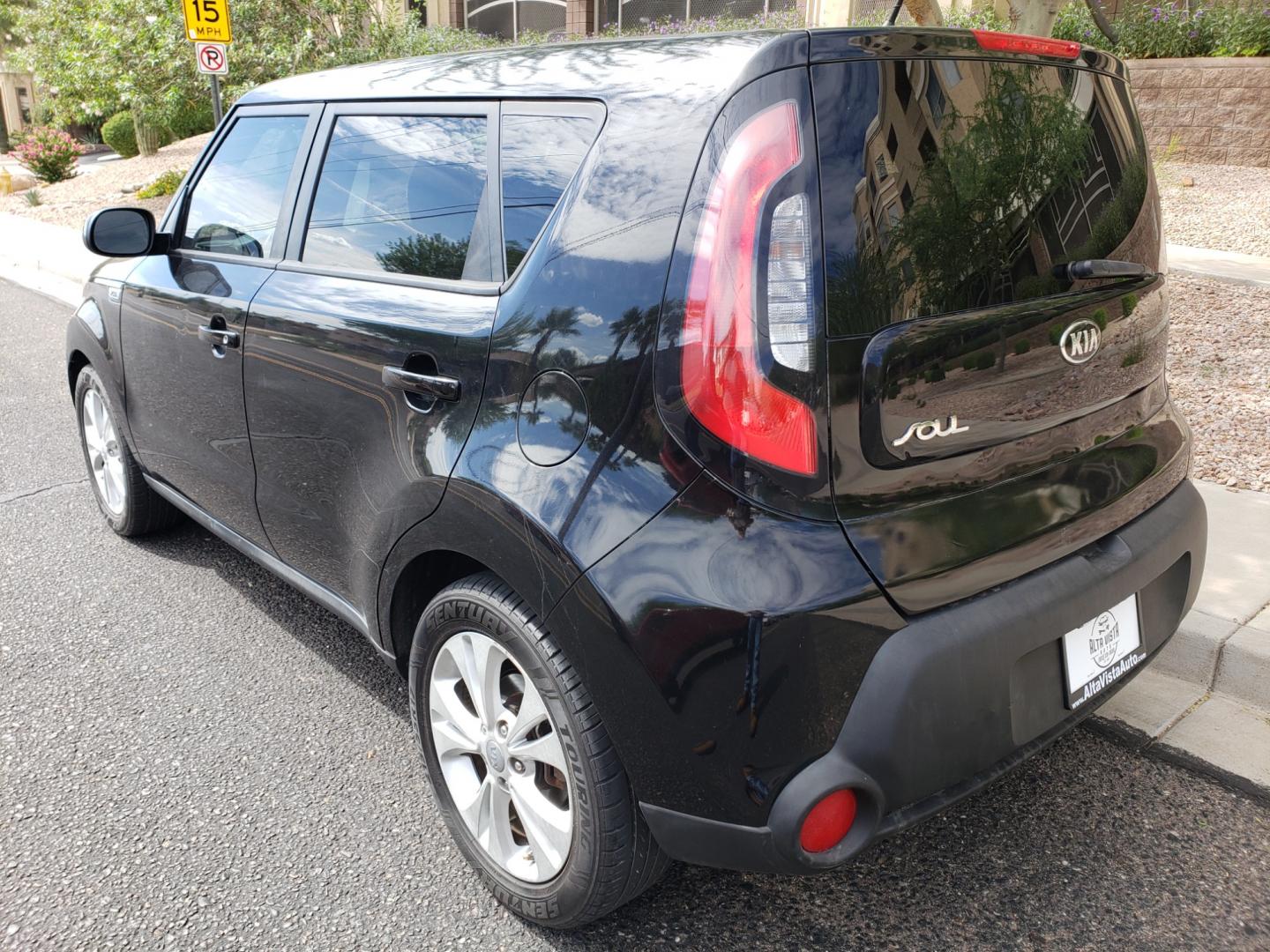 2015 /gray and black Kia Soul + (KNDJP3A57F7) with an 2.0L L4 DOHC 16V engine, 6-Speed Automatic transmission, located at 323 E Dunlap Ave., Phoenix, AZ, 85020, (602) 331-9000, 33.567677, -112.069000 - 2015 Kia Soul,.... A Must See!! No accidents. cold AC. the car is gorgeous inside and out. power windows, power door locks, interior clean black and gray with beautiful black cloth seats in near perfect condition...Stereo, Satellite compatable, Bluetooth, MP3 PLayer, Incredible gas mileage! Clean Ar - Photo#5