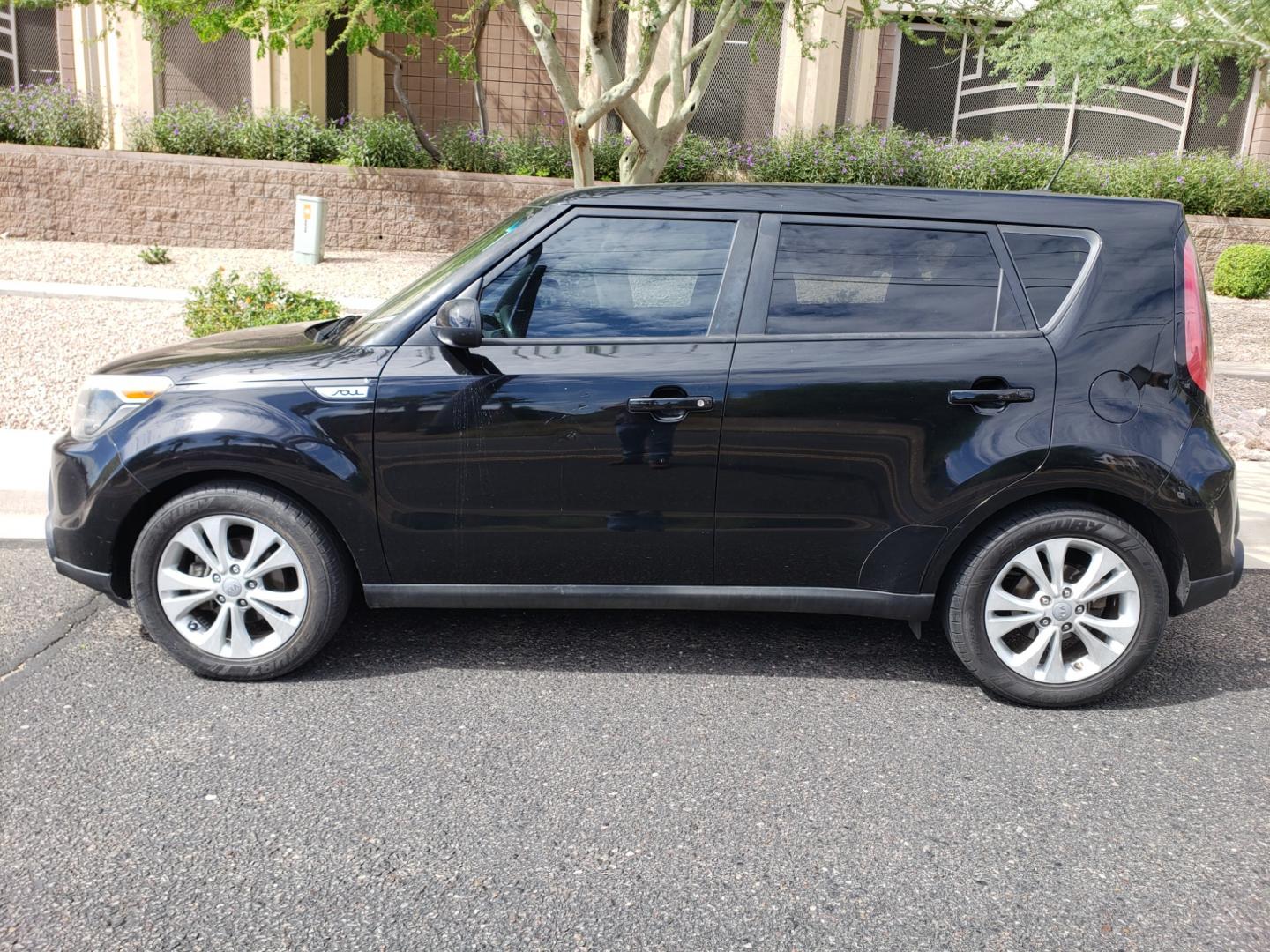 2015 /gray and black Kia Soul + (KNDJP3A57F7) with an 2.0L L4 DOHC 16V engine, 6-Speed Automatic transmission, located at 323 E Dunlap Ave., Phoenix, AZ, 85020, (602) 331-9000, 33.567677, -112.069000 - 2015 Kia Soul,.... A Must See!! No accidents. cold AC. the car is gorgeous inside and out. power windows, power door locks, interior clean black and gray with beautiful black cloth seats in near perfect condition...Stereo, Satellite compatable, Bluetooth, MP3 PLayer, Incredible gas mileage! Clean Ar - Photo#6