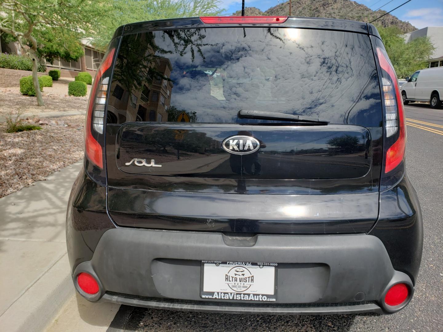 2015 /gray and black Kia Soul + (KNDJP3A57F7) with an 2.0L L4 DOHC 16V engine, 6-Speed Automatic transmission, located at 323 E Dunlap Ave., Phoenix, AZ, 85020, (602) 331-9000, 33.567677, -112.069000 - 2015 Kia Soul,.... A Must See!! No accidents. cold AC. the car is gorgeous inside and out. power windows, power door locks, interior clean black and gray with beautiful black cloth seats in near perfect condition...Stereo, Satellite compatable, Bluetooth, MP3 PLayer, Incredible gas mileage! Clean Ar - Photo#7