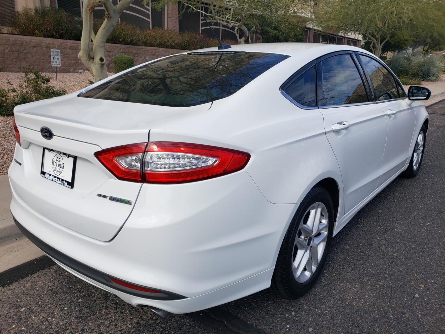 2014 WHITE /tan Ford Fusion SE (3FA6P0H74ER) with an 2.5L L4 DOHC 16V engine, 6-Speed Automatic transmission, located at 323 E Dunlap Ave., Phoenix, AZ, 85020, (602) 331-9000, 33.567677, -112.069000 - 2014 Ford Fusion SE,........EXCELLENT condition, A Real Must See!!.... No accidents, Power everything, Stereo/cd player, Phone sync, Bluetooth, Satellite compatible, Ice cold ac, Clean Tan and Black interior with Tan cloth seats in near perfect condition, power windows, power door locks, clean Arizo - Photo#3