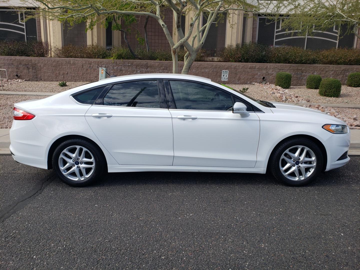 2014 WHITE /tan Ford Fusion SE (3FA6P0H74ER) with an 2.5L L4 DOHC 16V engine, 6-Speed Automatic transmission, located at 323 E Dunlap Ave., Phoenix, AZ, 85020, (602) 331-9000, 33.567677, -112.069000 - 2014 Ford Fusion SE,........EXCELLENT condition, A Real Must See!!.... No accidents, Power everything, Stereo/cd player, Phone sync, Bluetooth, Satellite compatible, Ice cold ac, Clean Tan and Black interior with Tan cloth seats in near perfect condition, power windows, power door locks, clean Arizo - Photo#4