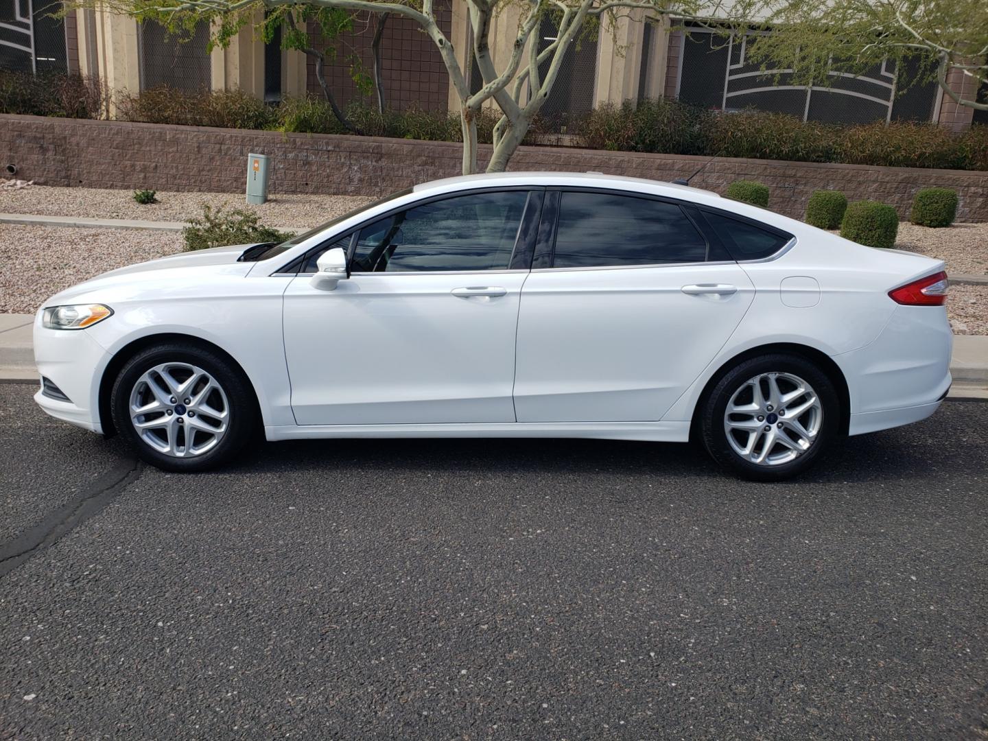 2014 WHITE /tan Ford Fusion SE (3FA6P0H74ER) with an 2.5L L4 DOHC 16V engine, 6-Speed Automatic transmission, located at 323 E Dunlap Ave., Phoenix, AZ, 85020, (602) 331-9000, 33.567677, -112.069000 - 2014 Ford Fusion SE,........EXCELLENT condition, A Real Must See!!.... No accidents, Power everything, Stereo/cd player, Phone sync, Bluetooth, Satellite compatible, Ice cold ac, Clean Tan and Black interior with Tan cloth seats in near perfect condition, power windows, power door locks, clean Arizo - Photo#6