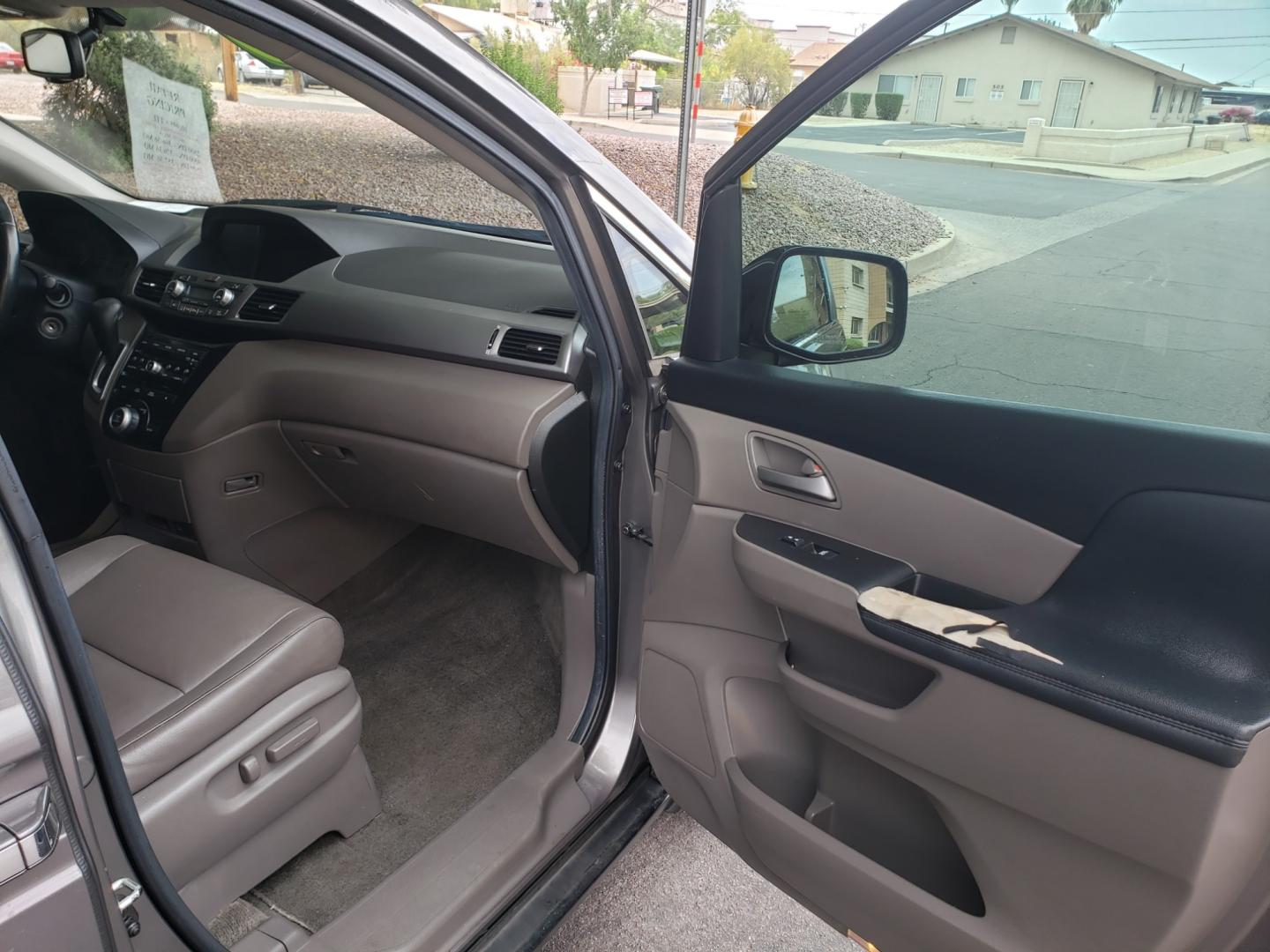 2011 /gray Honda Odyssey EX-L (5FNRL5H63BB) with an 3.5L V6 SOHC 24V engine, 5-Speed Automatic transmission, located at 323 E Dunlap Ave., Phoenix, AZ, 85020, (602) 331-9000, 33.567677, -112.069000 - 2011 Honda Odyssey EX-L,....... EXCELLENT condition, A Real Must See!!.... No accidents, Clean inside and out, Ice cold ac, Third row seating, Rear ac second and third seats, Gray interior with gray leather seats in good condition and the van is gorgeous. Stereo/cd player, satellite compatible, Blue - Photo#12