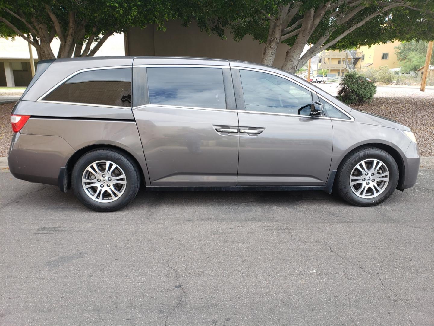 2011 /gray Honda Odyssey EX-L (5FNRL5H63BB) with an 3.5L V6 SOHC 24V engine, 5-Speed Automatic transmission, located at 323 E Dunlap Ave., Phoenix, AZ, 85020, (602) 331-9000, 33.567677, -112.069000 - 2011 Honda Odyssey EX-L,....... EXCELLENT condition, A Real Must See!!.... No accidents, Clean inside and out, Ice cold ac, Third row seating, Rear ac second and third seats, Gray interior with gray leather seats in good condition and the van is gorgeous. Stereo/cd player, satellite compatible, Blue - Photo#4