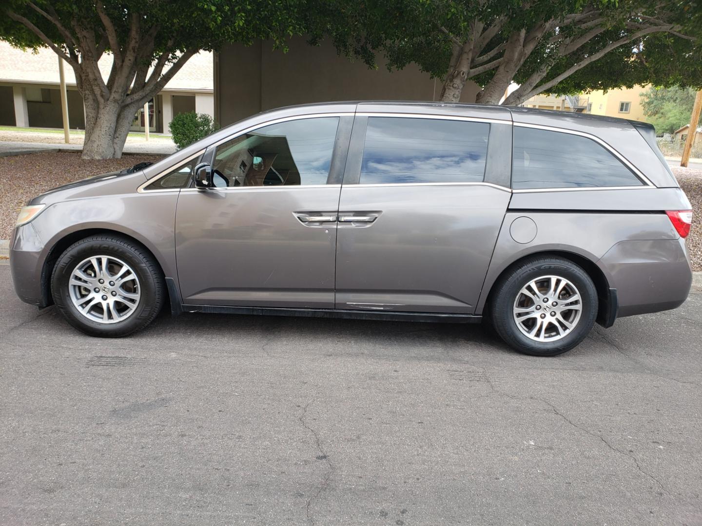 2011 /gray Honda Odyssey EX-L (5FNRL5H63BB) with an 3.5L V6 SOHC 24V engine, 5-Speed Automatic transmission, located at 323 E Dunlap Ave., Phoenix, AZ, 85020, (602) 331-9000, 33.567677, -112.069000 - 2011 Honda Odyssey EX-L,....... EXCELLENT condition, A Real Must See!!.... No accidents, Clean inside and out, Ice cold ac, Third row seating, Rear ac second and third seats, Gray interior with gray leather seats in good condition and the van is gorgeous. Stereo/cd player, satellite compatible, Blue - Photo#6