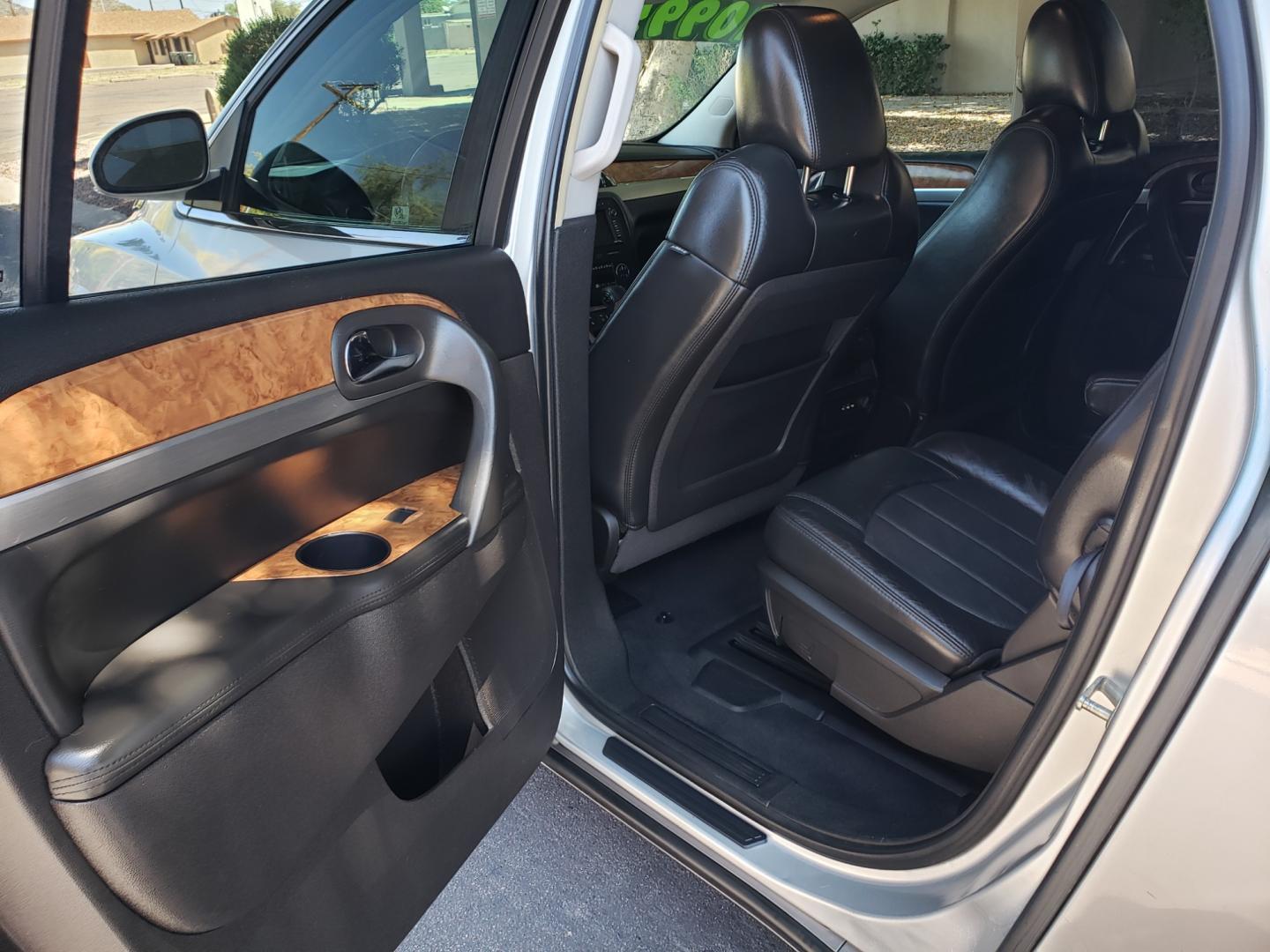 2010 /gray and black Buick Enclave CXL 2XL AWD (5GALVCED4AJ) with an 3.6L V6 DOHC 24V engine, 6-Speed Automatic Overdrive transmission, located at 323 E Dunlap Ave., Phoenix, AZ, 85020, (602) 331-9000, 33.567677, -112.069000 - 2010 Buick Enclave CXL,.......EXCELLENT condition, ONLY 123K MILES!!.... Ice Cold A/C, Black and gray interior with black leather seats in near perfect condition, 3RD row seating, Rear AC, New Tires, New brakes, Tune up, Touch screen Stereo/CD Player, Bluetooth, Phone sync, Backuup camera, Navigatio - Photo#10