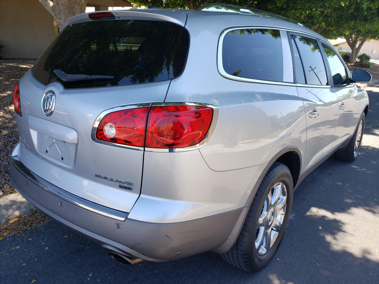 2010 /gray and black Buick Enclave CXL 2XL AWD (5GALVCED4AJ) with an 3.6L V6 DOHC 24V engine, 6-Speed Automatic Overdrive transmission, located at 323 E Dunlap Ave., Phoenix, AZ, 85020, (602) 331-9000, 33.567677, -112.069000 - 2010 Buick Enclave CXL,.......EXCELLENT condition, ONLY 123K MILES!!.... Ice Cold A/C, Black and gray interior with black leather seats in near perfect condition, 3RD row seating, Rear AC, New Tires, New brakes, Tune up, Touch screen Stereo/CD Player, Bluetooth, Phone sync, Backuup camera, Navigatio - Photo#3