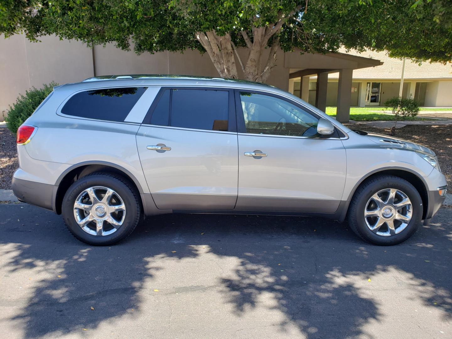 2010 /gray and black Buick Enclave CXL 2XL AWD (5GALVCED4AJ) with an 3.6L V6 DOHC 24V engine, 6-Speed Automatic Overdrive transmission, located at 323 E Dunlap Ave., Phoenix, AZ, 85020, (602) 331-9000, 33.567677, -112.069000 - 2010 Buick Enclave CXL,.......EXCELLENT condition, ONLY 123K MILES!!.... Ice Cold A/C, Black and gray interior with black leather seats in near perfect condition, 3RD row seating, Rear AC, New Tires, New brakes, Tune up, Touch screen Stereo/CD Player, Bluetooth, Phone sync, Backuup camera, Navigatio - Photo#4