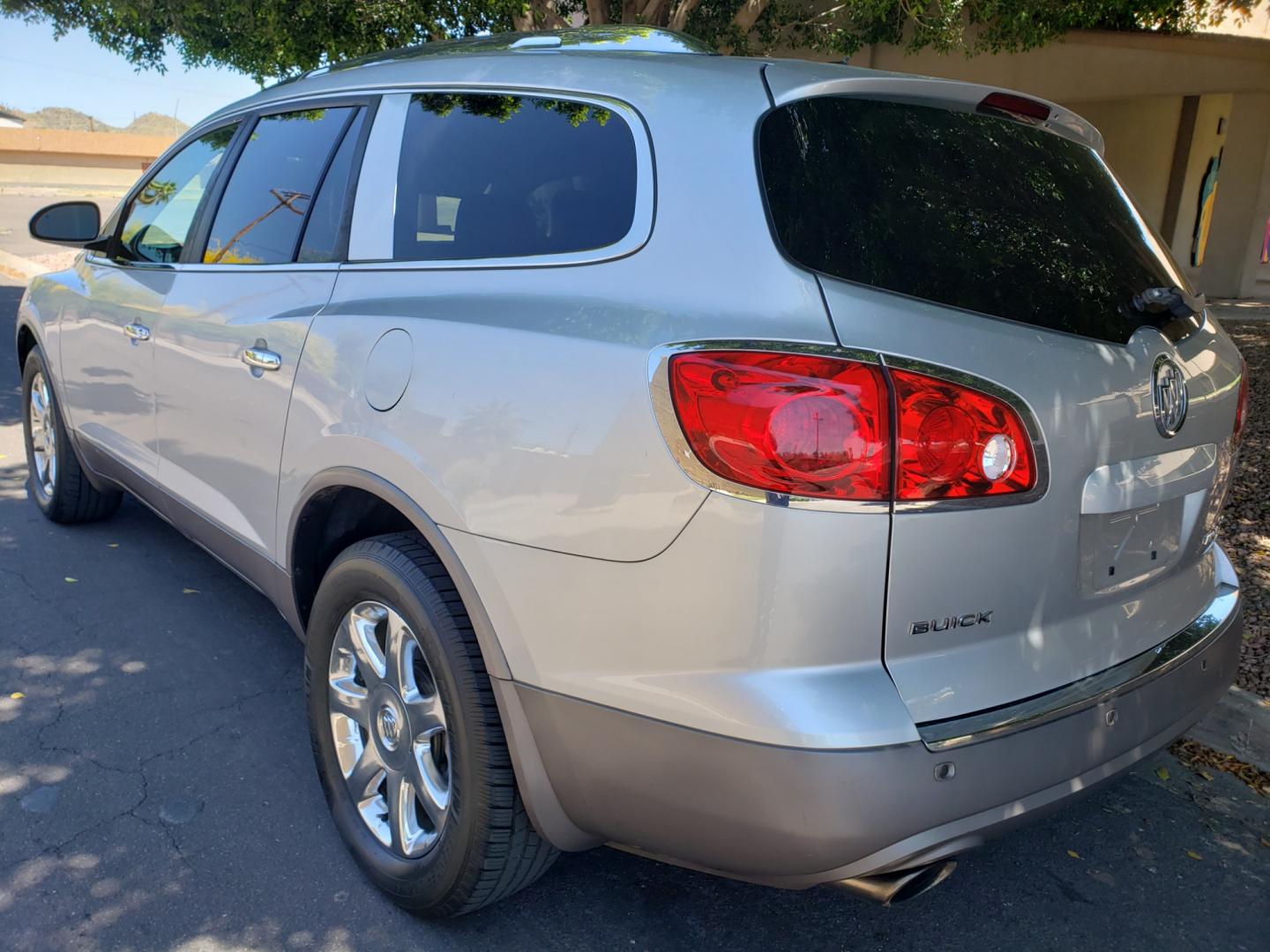 2010 /gray and black Buick Enclave CXL 2XL AWD (5GALVCED4AJ) with an 3.6L V6 DOHC 24V engine, 6-Speed Automatic Overdrive transmission, located at 323 E Dunlap Ave., Phoenix, AZ, 85020, (602) 331-9000, 33.567677, -112.069000 - 2010 Buick Enclave CXL,.......EXCELLENT condition, ONLY 123K MILES!!.... Ice Cold A/C, Black and gray interior with black leather seats in near perfect condition, 3RD row seating, Rear AC, New Tires, New brakes, Tune up, Touch screen Stereo/CD Player, Bluetooth, Phone sync, Backuup camera, Navigatio - Photo#5