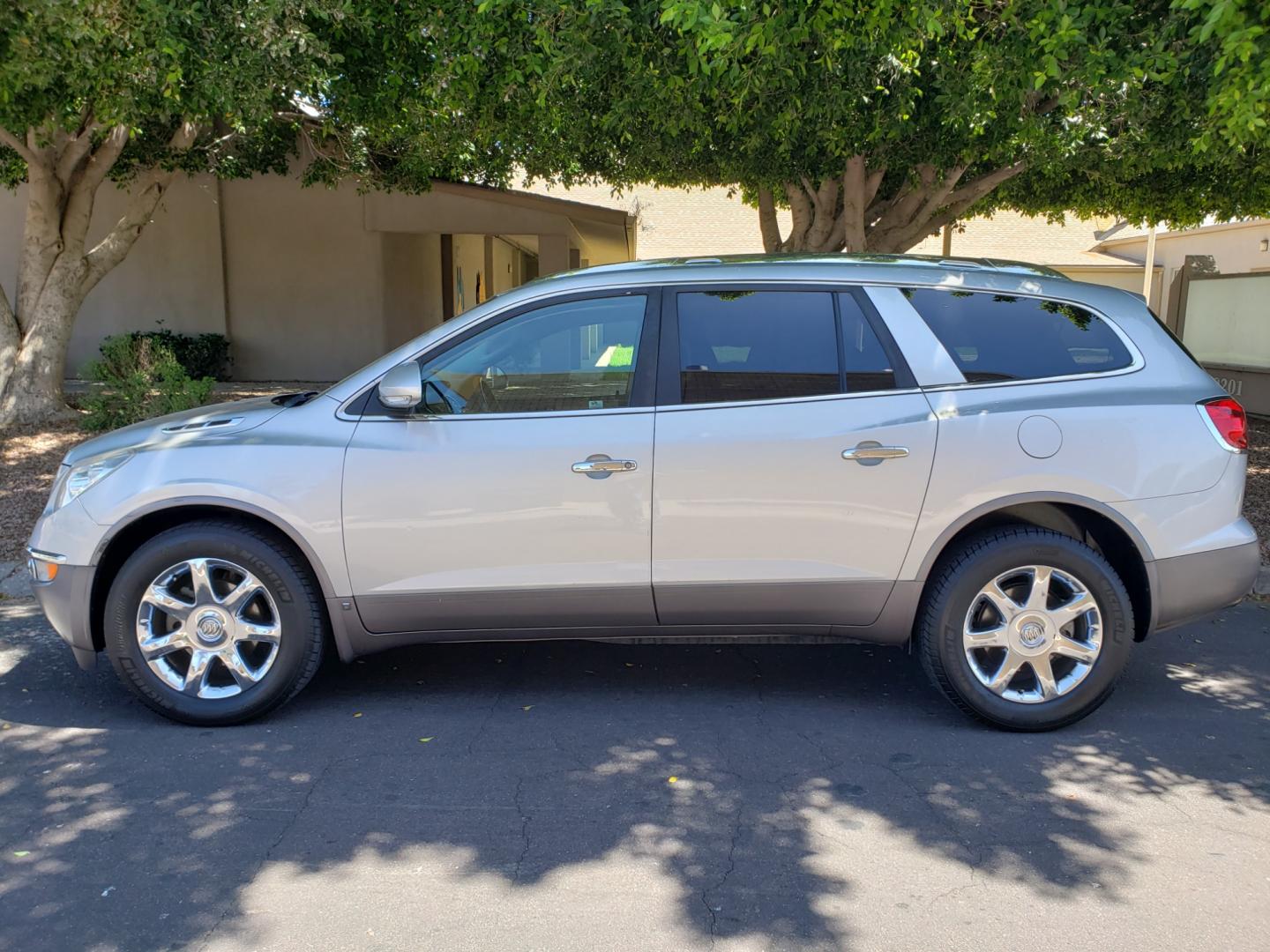 2010 /gray and black Buick Enclave CXL 2XL AWD (5GALVCED4AJ) with an 3.6L V6 DOHC 24V engine, 6-Speed Automatic Overdrive transmission, located at 323 E Dunlap Ave., Phoenix, AZ, 85020, (602) 331-9000, 33.567677, -112.069000 - 2010 Buick Enclave CXL,.......EXCELLENT condition, ONLY 123K MILES!!.... Ice Cold A/C, Black and gray interior with black leather seats in near perfect condition, 3RD row seating, Rear AC, New Tires, New brakes, Tune up, Touch screen Stereo/CD Player, Bluetooth, Phone sync, Backuup camera, Navigatio - Photo#6