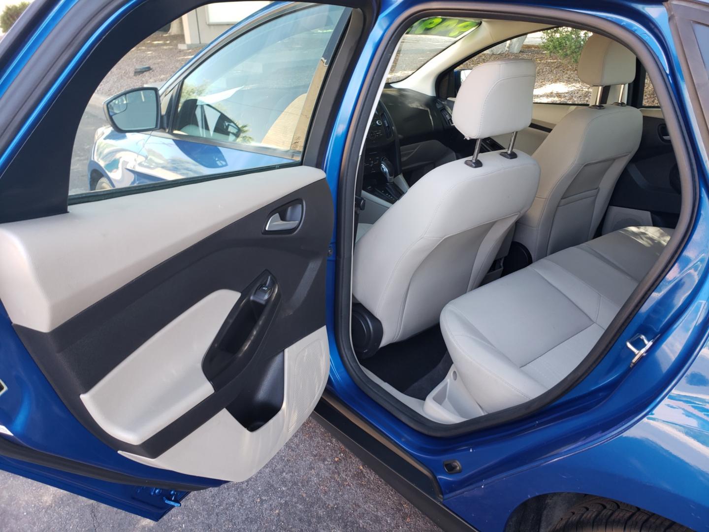 2018 /Tan and black Ford Focus SE Sedan (1FADP3F25JL) with an 2.0L L4 DOHC 16V engine, located at 323 E Dunlap Ave., Phoenix, AZ, 85020, (602) 331-9000, 33.567677, -112.069000 - Photo#10