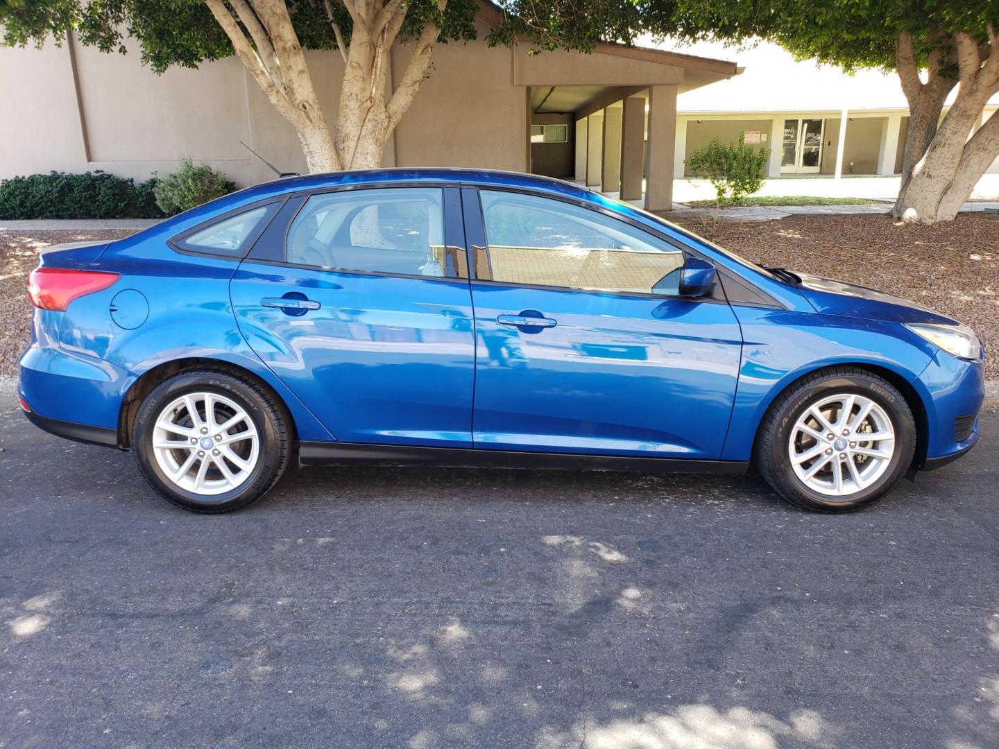 2018 /Tan and black Ford Focus SE Sedan (1FADP3F25JL) with an 2.0L L4 DOHC 16V engine, located at 323 E Dunlap Ave., Phoenix, AZ, 85020, (602) 331-9000, 33.567677, -112.069000 - Photo#4