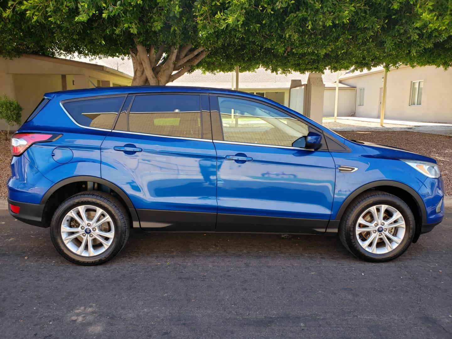 2017 /Tan and black Ford Escape SE FWD ( 1FMCU0GD4H) with an 1.5L L4 DOHC 16V engine, 6A transmission, located at 323 E Dunlap Ave., Phoenix, AZ, 85020, (602) 331-9000, 33.567677, -112.069000 - 2017 Ford Escape SE,.......EXCELLENT condition, ONLY 125K MILES!!.... Ice Cold A/C, Black and tan interior with tan cloth seats in near perfect condition, New Tires, New brakes, Tune up, Stereo/CD Player, Bluetooth, Phone sync, Backuup camera, Satellite compatible, This suv is gorgeous inside and ou - Photo#4