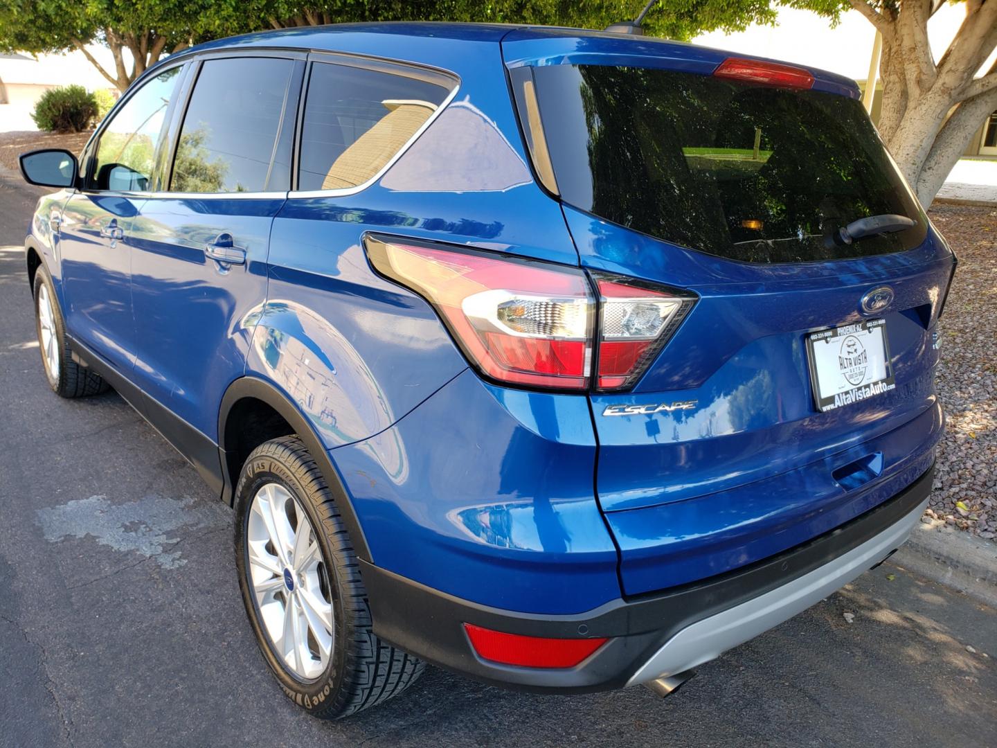 2017 /Tan and black Ford Escape SE FWD ( 1FMCU0GD4H) with an 1.5L L4 DOHC 16V engine, 6A transmission, located at 323 E Dunlap Ave., Phoenix, AZ, 85020, (602) 331-9000, 33.567677, -112.069000 - 2017 Ford Escape SE,.......EXCELLENT condition, ONLY 125K MILES!!.... Ice Cold A/C, Black and tan interior with tan cloth seats in near perfect condition, New Tires, New brakes, Tune up, Stereo/CD Player, Bluetooth, Phone sync, Backuup camera, Satellite compatible, This suv is gorgeous inside and ou - Photo#5