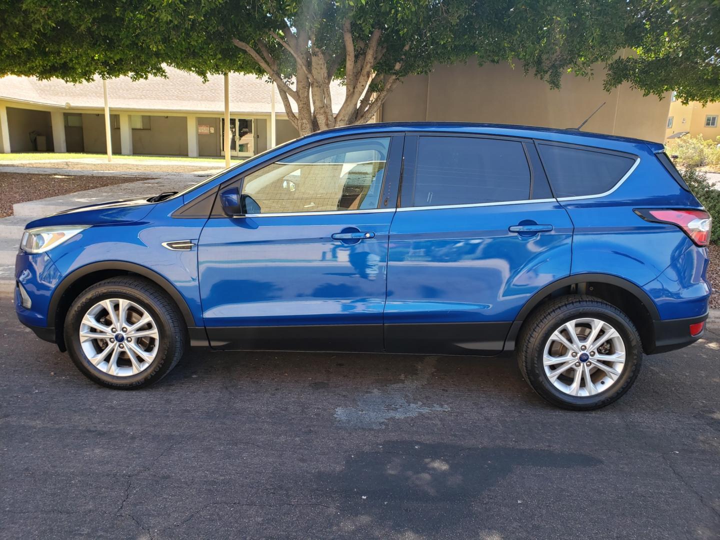 2017 /Tan and black Ford Escape SE FWD ( 1FMCU0GD4H) with an 1.5L L4 DOHC 16V engine, 6A transmission, located at 323 E Dunlap Ave., Phoenix, AZ, 85020, (602) 331-9000, 33.567677, -112.069000 - 2017 Ford Escape SE,.......EXCELLENT condition, ONLY 125K MILES!!.... Ice Cold A/C, Black and tan interior with tan cloth seats in near perfect condition, New Tires, New brakes, Tune up, Stereo/CD Player, Bluetooth, Phone sync, Backuup camera, Satellite compatible, This suv is gorgeous inside and ou - Photo#6