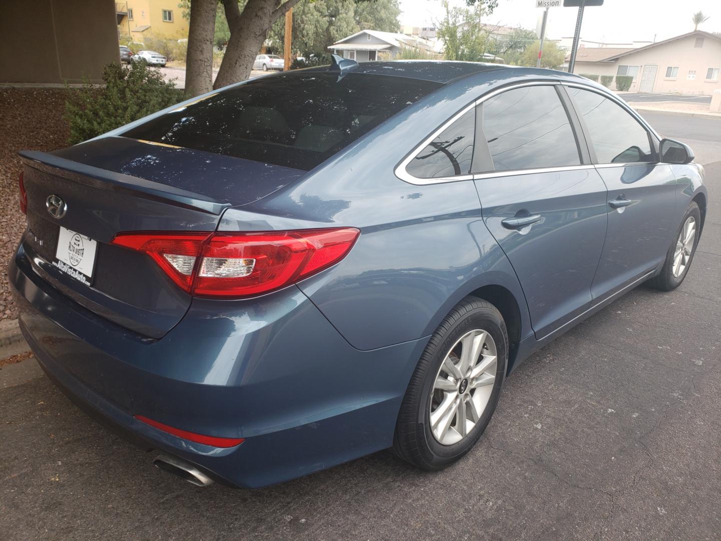 2016 /Tan and black Hyundai Sonata SE (5NPE24AF0GH) with an 2.4L L4 DOHC 16V engine, 7A transmission, located at 323 E Dunlap Ave., Phoenix, AZ, 85020, (602) 331-9000, 33.567677, -112.069000 - 2016 Hyundai Sonata SE,.....A Must See!! No accidents, ONLY 113K MILES..... Ice cold AC. The car is gorgeous inside and out. Power windows, Power door locks, Touch screen Stereo/Cd player, Phone sync, Bluetooth, Satellite compatible, Backup camera, Beautiful tan and black interior with tan cloth sea - Photo#3