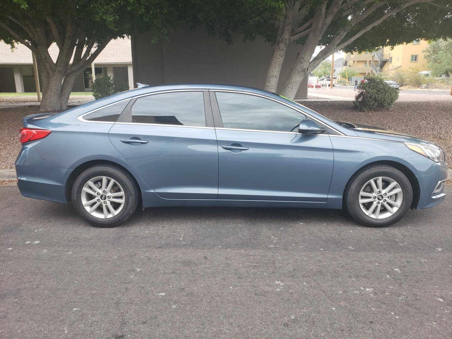 2016 /Tan and black Hyundai Sonata SE (5NPE24AF0GH) with an 2.4L L4 DOHC 16V engine, 7A transmission, located at 323 E Dunlap Ave., Phoenix, AZ, 85020, (602) 331-9000, 33.567677, -112.069000 - 2016 Hyundai Sonata SE,.....A Must See!! No accidents, ONLY 113K MILES..... Ice cold AC. The car is gorgeous inside and out. Power windows, Power door locks, Touch screen Stereo/Cd player, Phone sync, Bluetooth, Satellite compatible, Backup camera, Beautiful tan and black interior with tan cloth sea - Photo#4