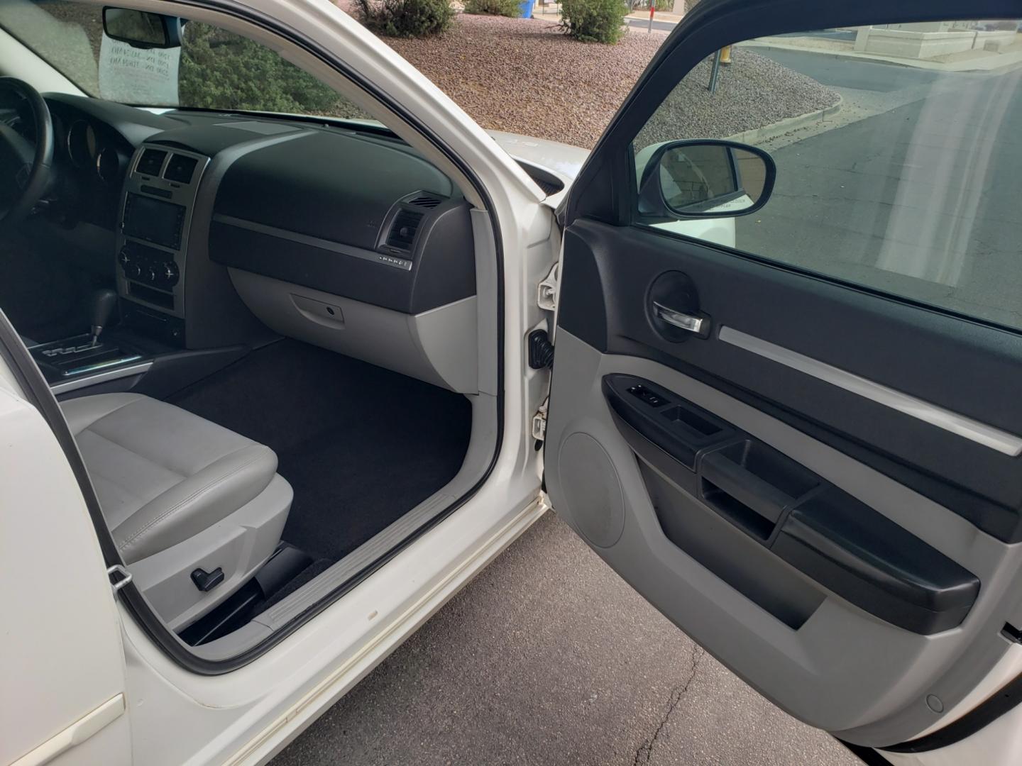 2008 WHITE /gray Dodge Charger R/T (2B3LA53H98H) with an 5.7L V8 OHV 16V engine, 5-Speed Automatic Overdrive transmission, located at 323 E Dunlap Ave., Phoenix, AZ, 85020, (602) 331-9000, 33.567677, -112.069000 - 2008 Dodge Charger R/T,.....A Must See!! No accidents, Ice cold AC. The car is gorgeous inside and out. Power windows, Power door locks, Gorgeous tinted sunroof, Touch screen Stereo/CD Player, Phone sync, Bluetooth, Satellite compatible, Navigation, Beautiful gray interior with gray leather seats in - Photo#10