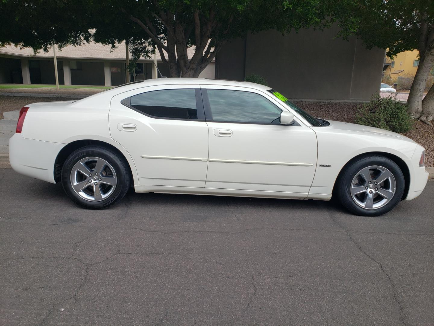 2008 WHITE /gray Dodge Charger R/T (2B3LA53H98H) with an 5.7L V8 OHV 16V engine, 5-Speed Automatic Overdrive transmission, located at 323 E Dunlap Ave., Phoenix, AZ, 85020, (602) 331-9000, 33.567677, -112.069000 - 2008 Dodge Charger R/T,.....A Must See!! No accidents, Ice cold AC. The car is gorgeous inside and out. Power windows, Power door locks, Gorgeous tinted sunroof, Touch screen Stereo/CD Player, Phone sync, Bluetooth, Satellite compatible, Navigation, Beautiful gray interior with gray leather seats in - Photo#4