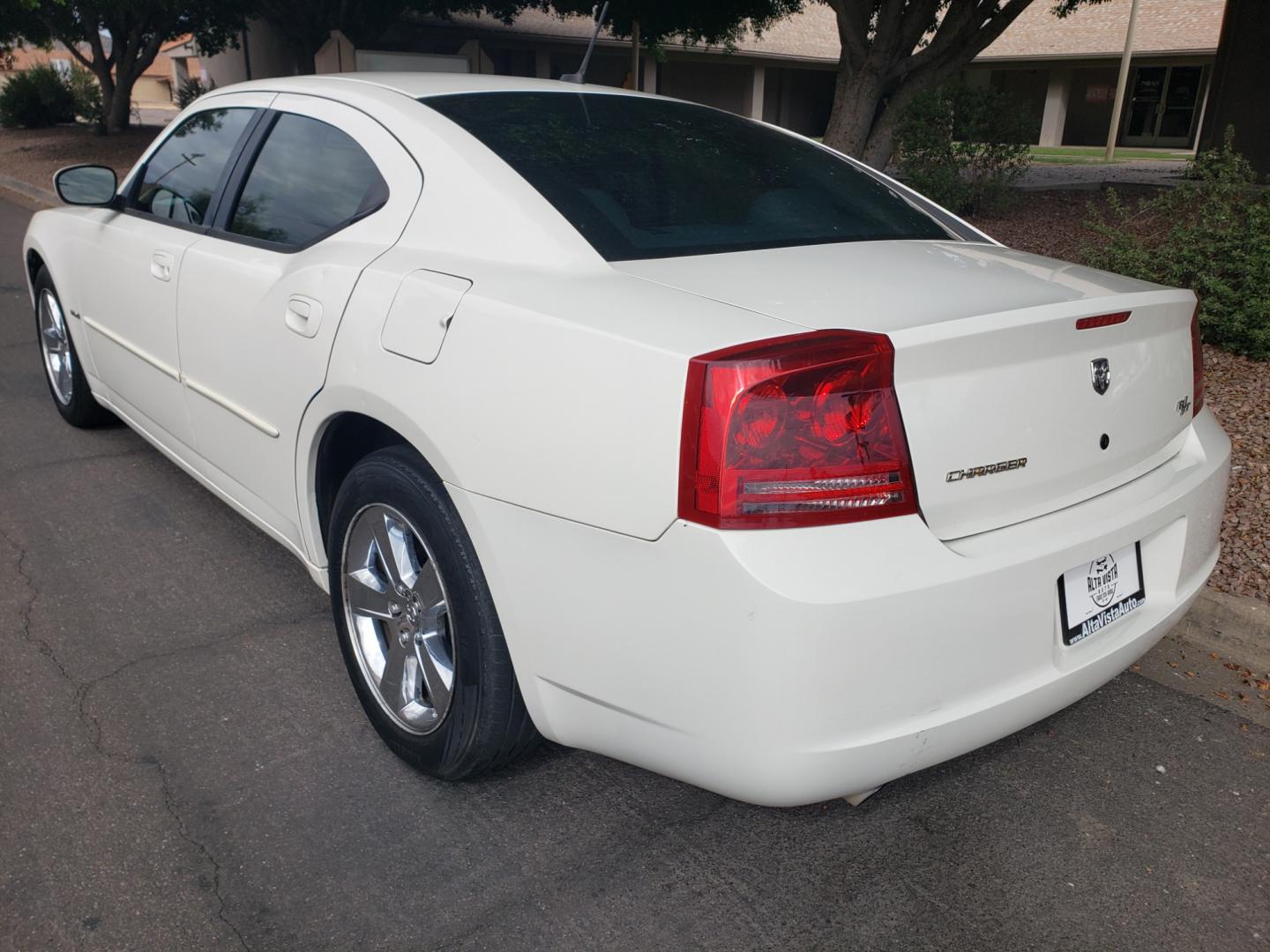 2008 WHITE /gray Dodge Charger R/T (2B3LA53H98H) with an 5.7L V8 OHV 16V engine, 5-Speed Automatic Overdrive transmission, located at 323 E Dunlap Ave., Phoenix, AZ, 85020, (602) 331-9000, 33.567677, -112.069000 - 2008 Dodge Charger R/T,.....A Must See!! No accidents, Ice cold AC. The car is gorgeous inside and out. Power windows, Power door locks, Gorgeous tinted sunroof, Touch screen Stereo/CD Player, Phone sync, Bluetooth, Satellite compatible, Navigation, Beautiful gray interior with gray leather seats in - Photo#5