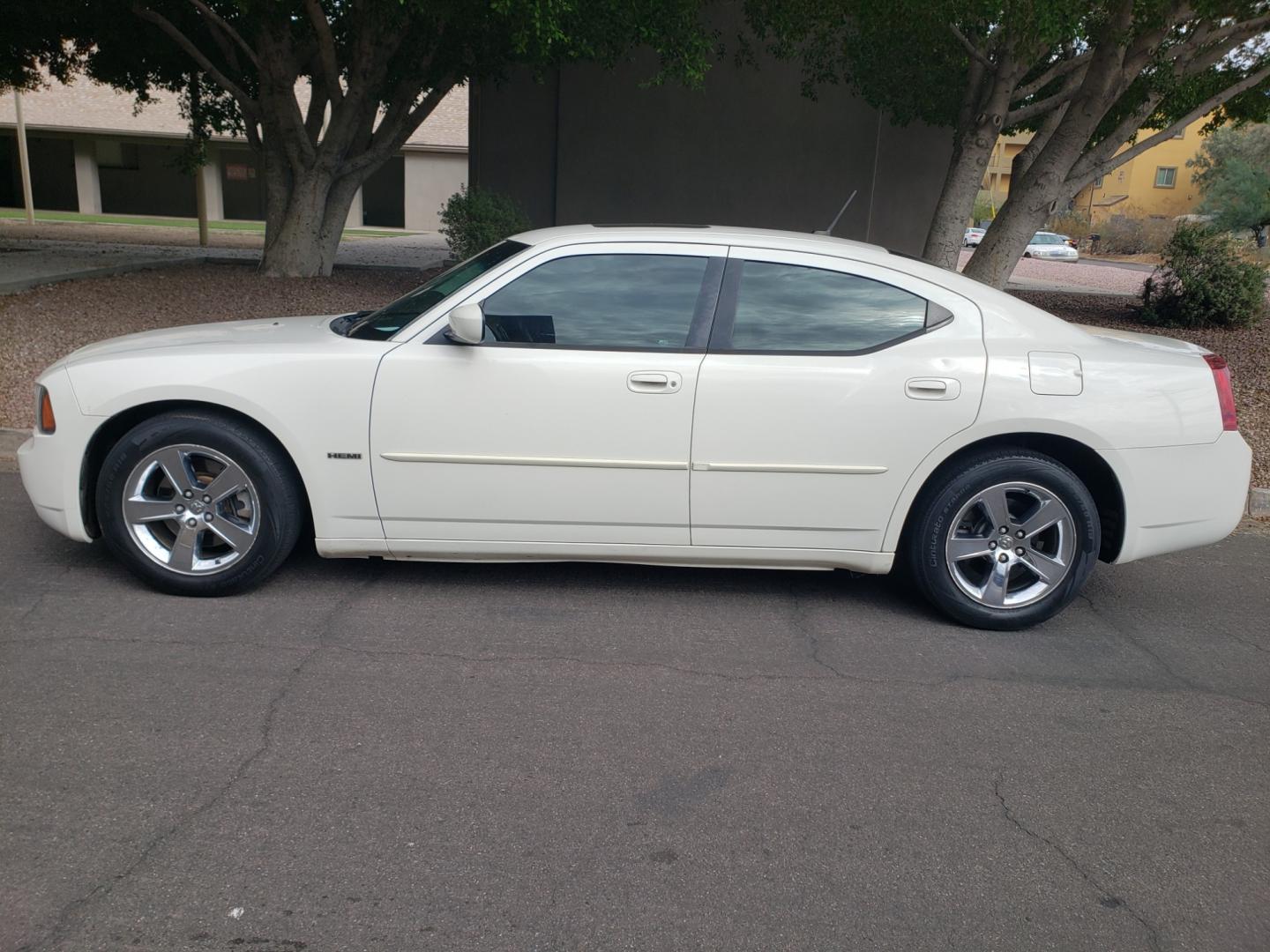 2008 WHITE /gray Dodge Charger R/T (2B3LA53H98H) with an 5.7L V8 OHV 16V engine, 5-Speed Automatic Overdrive transmission, located at 323 E Dunlap Ave., Phoenix, AZ, 85020, (602) 331-9000, 33.567677, -112.069000 - 2008 Dodge Charger R/T,.....A Must See!! No accidents, Ice cold AC. The car is gorgeous inside and out. Power windows, Power door locks, Gorgeous tinted sunroof, Touch screen Stereo/CD Player, Phone sync, Bluetooth, Satellite compatible, Navigation, Beautiful gray interior with gray leather seats in - Photo#6