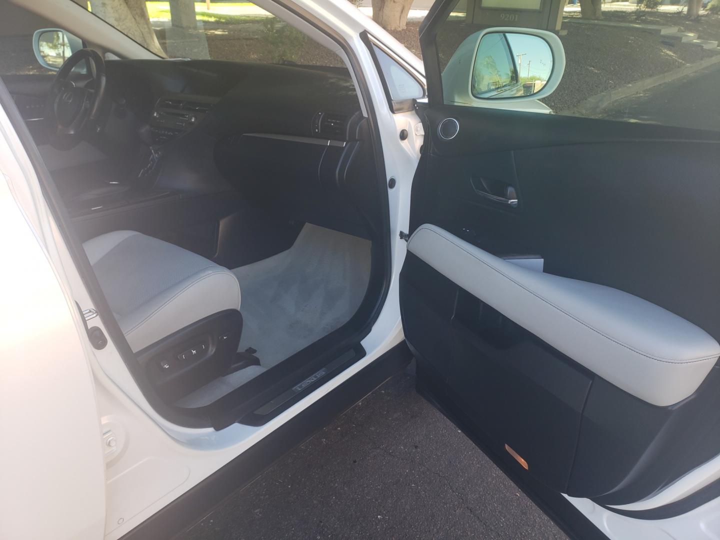 2013 WHITE /gray and black Lexus RX 350 FWD (2T2ZK1BA5DC) with an 3.5L V6 DOHC 24V engine, 5-Speed Automatic transmission, located at 323 E Dunlap Ave., Phoenix, AZ, 85020, (602) 331-9000, 33.567677, -112.069000 - Photo#12