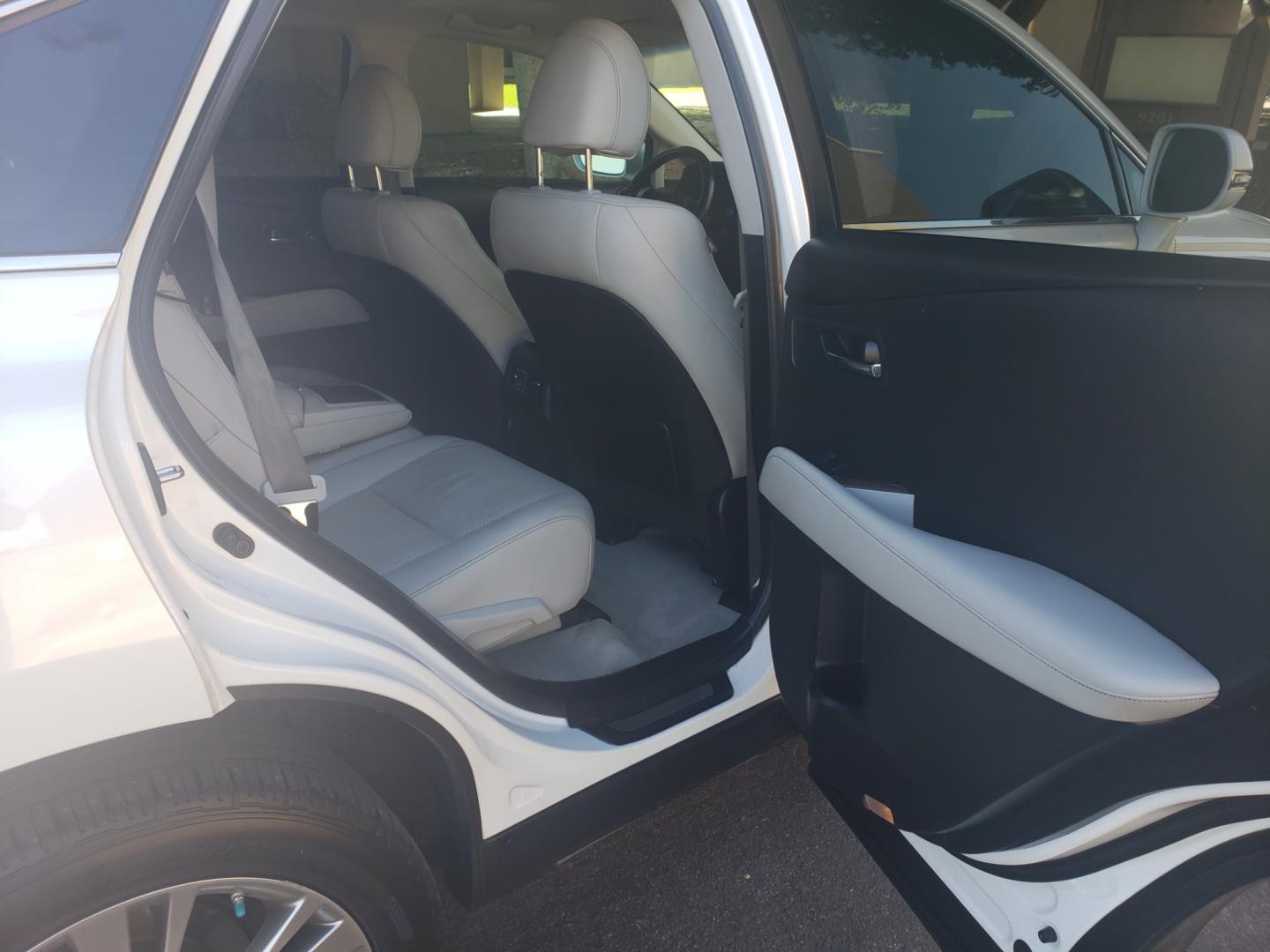 2013 WHITE /gray and black Lexus RX 350 FWD (2T2ZK1BA5DC) with an 3.5L V6 DOHC 24V engine, 5-Speed Automatic transmission, located at 323 E Dunlap Ave., Phoenix, AZ, 85020, (602) 331-9000, 33.567677, -112.069000 - Photo#14