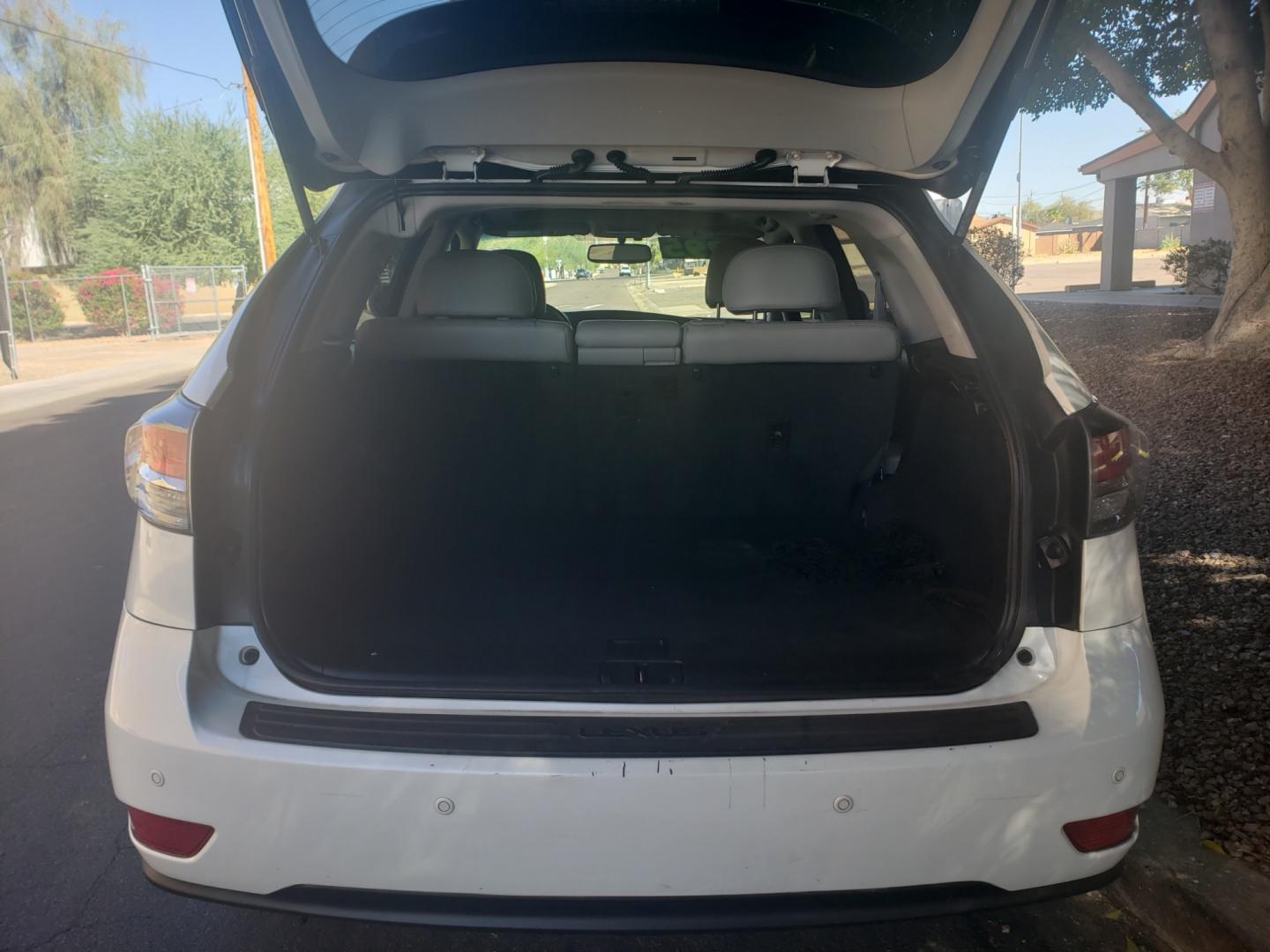 2013 WHITE /gray and black Lexus RX 350 FWD (2T2ZK1BA5DC) with an 3.5L V6 DOHC 24V engine, 5-Speed Automatic transmission, located at 323 E Dunlap Ave., Phoenix, AZ, 85020, (602) 331-9000, 33.567677, -112.069000 - Photo#16