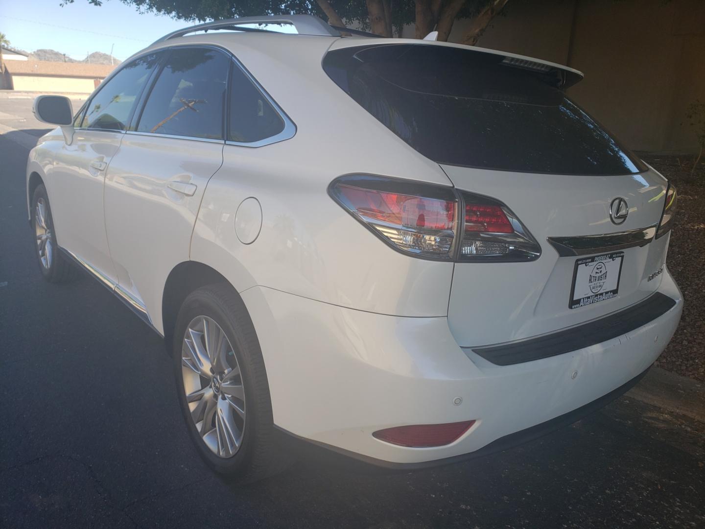 2013 WHITE /gray and black Lexus RX 350 FWD (2T2ZK1BA5DC) with an 3.5L V6 DOHC 24V engine, 5-Speed Automatic transmission, located at 323 E Dunlap Ave., Phoenix, AZ, 85020, (602) 331-9000, 33.567677, -112.069000 - Photo#5