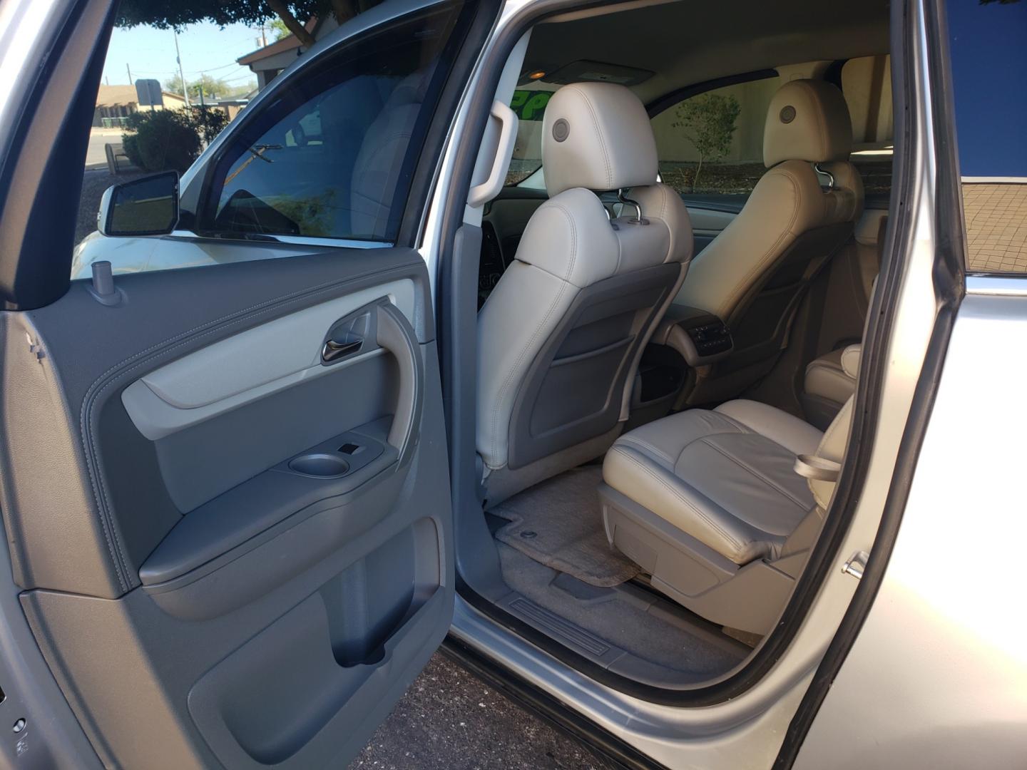 2013 /gray and lite gray Chevrolet Traverse 2LT FWD (1GNKRJKD6DJ) with an 3.6L V6 DOHC 24V engine, 6-Speed Automatic transmission, located at 323 E Dunlap Ave., Phoenix, AZ, 85020, (602) 331-9000, 33.567677, -112.069000 - Photo#10