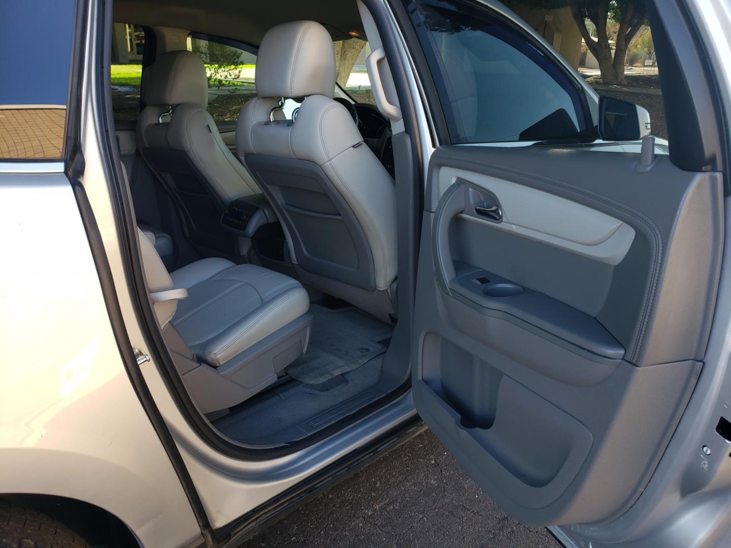 2013 /gray and lite gray Chevrolet Traverse 2LT FWD (1GNKRJKD6DJ) with an 3.6L V6 DOHC 24V engine, 6-Speed Automatic transmission, located at 323 E Dunlap Ave., Phoenix, AZ, 85020, (602) 331-9000, 33.567677, -112.069000 - Photo#15