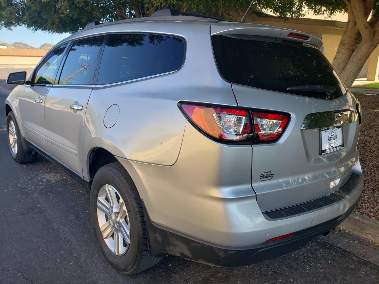 2013 /gray and lite gray Chevrolet Traverse 2LT FWD (1GNKRJKD6DJ) with an 3.6L V6 DOHC 24V engine, 6-Speed Automatic transmission, located at 323 E Dunlap Ave., Phoenix, AZ, 85020, (602) 331-9000, 33.567677, -112.069000 - Photo#5