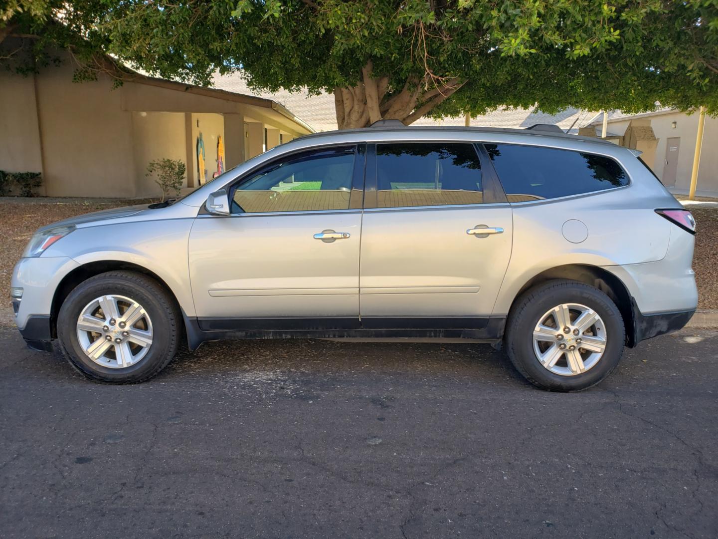 2013 /gray and lite gray Chevrolet Traverse 2LT FWD (1GNKRJKD6DJ) with an 3.6L V6 DOHC 24V engine, 6-Speed Automatic transmission, located at 323 E Dunlap Ave., Phoenix, AZ, 85020, (602) 331-9000, 33.567677, -112.069000 - Photo#6