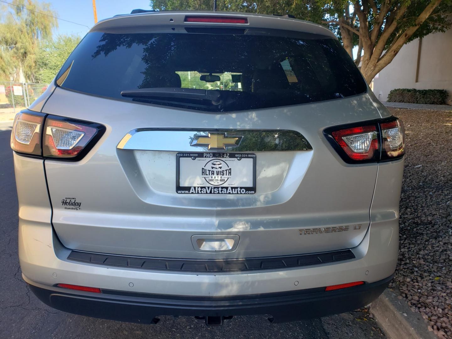 2013 /gray and lite gray Chevrolet Traverse 2LT FWD (1GNKRJKD6DJ) with an 3.6L V6 DOHC 24V engine, 6-Speed Automatic transmission, located at 323 E Dunlap Ave., Phoenix, AZ, 85020, (602) 331-9000, 33.567677, -112.069000 - Photo#7