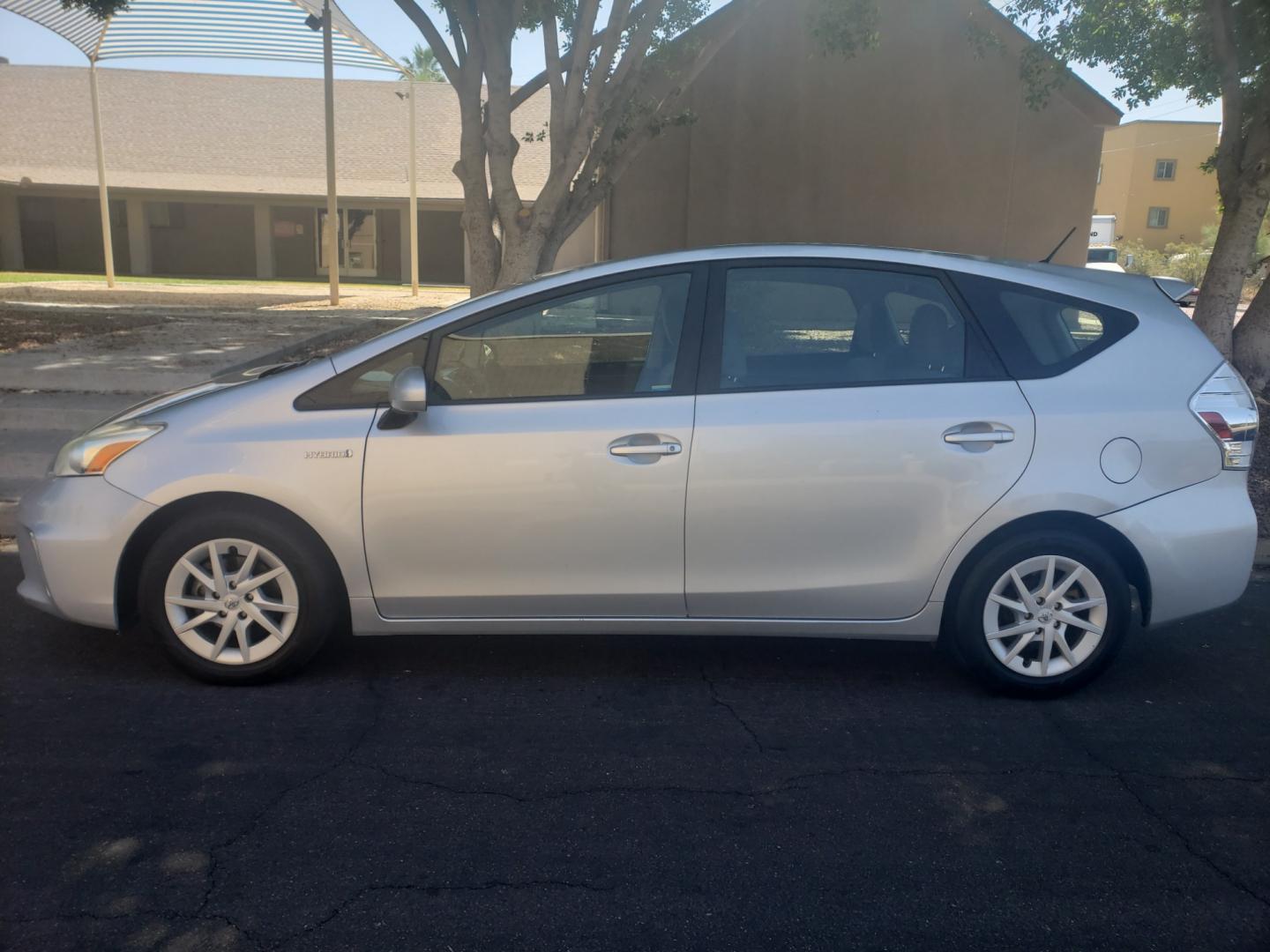 2012 /gray and lite gray Toyota Prius five (JTDZN3EU5C3) with an 1.8L L4 DOHC 16V engine, 4-Speed Automatic transmission, located at 323 E Dunlap Ave., Phoenix, AZ, 85020, (602) 331-9000, 33.567677, -112.069000 - 2012 Toyota Prius v,....... EXCELLENT condition, A Real Must See!!.... No accidents, Power everything, Ice cold ac, Stereo/CD player, bluetooth, phone sync, Clean lite gray and gray interior with gray cloth seats in near perfect condition, power windows, power door locks, clean Arizona title, Runs a - Photo#6