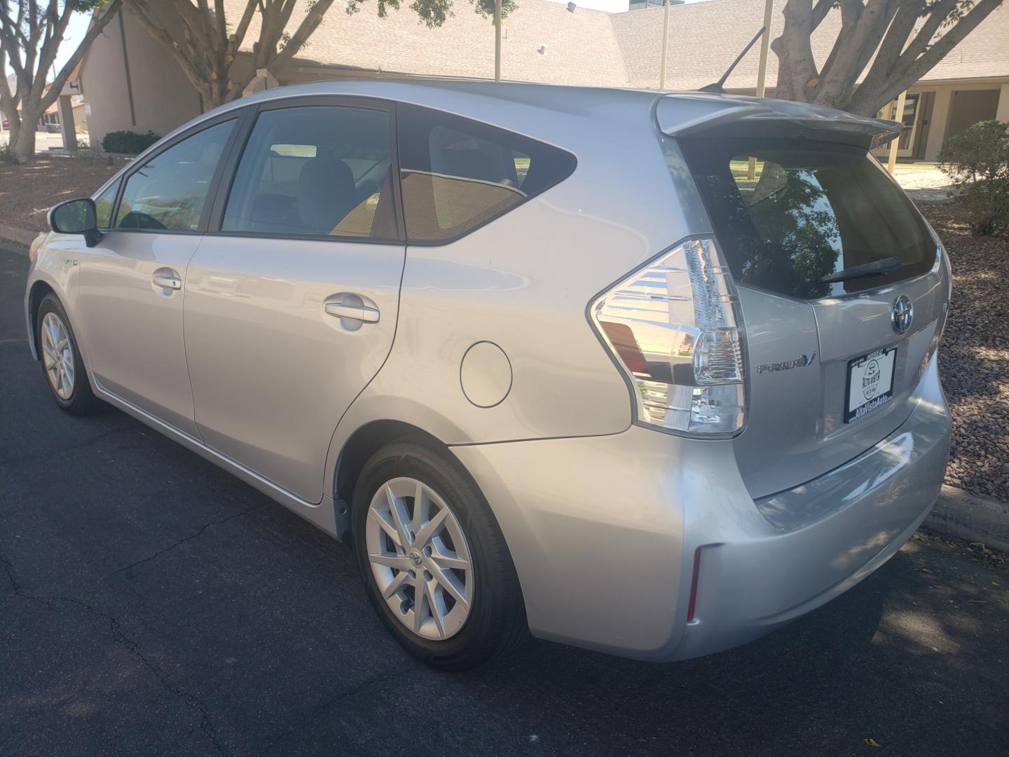 2012 /gray and lite gray Toyota Prius five (JTDZN3EU5C3) with an 1.8L L4 DOHC 16V engine, 4-Speed Automatic transmission, located at 323 E Dunlap Ave., Phoenix, AZ, 85020, (602) 331-9000, 33.567677, -112.069000 - 2012 Toyota Prius v,....... EXCELLENT condition, A Real Must See!!.... No accidents, Power everything, Ice cold ac, Stereo/CD player, bluetooth, phone sync, Clean lite gray and gray interior with gray cloth seats in near perfect condition, power windows, power door locks, clean Arizona title, Runs a - Photo#5