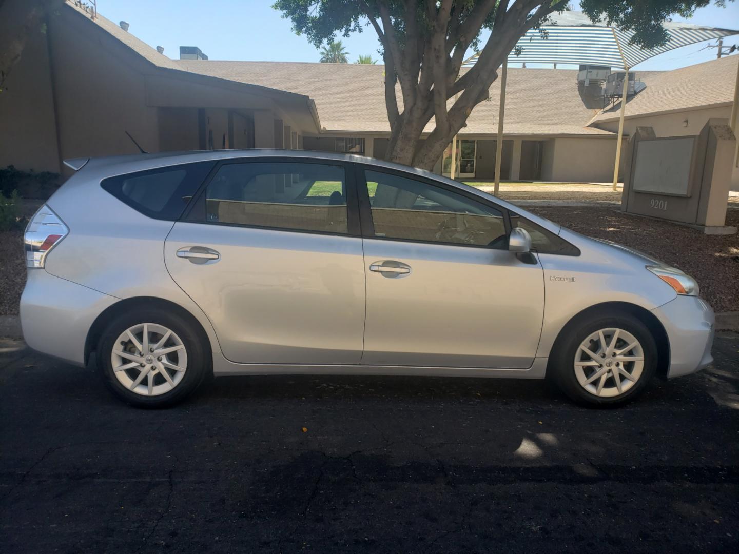 2012 /gray and lite gray Toyota Prius five (JTDZN3EU5C3) with an 1.8L L4 DOHC 16V engine, 4-Speed Automatic transmission, located at 323 E Dunlap Ave., Phoenix, AZ, 85020, (602) 331-9000, 33.567677, -112.069000 - 2012 Toyota Prius v,....... EXCELLENT condition, A Real Must See!!.... No accidents, Power everything, Ice cold ac, Stereo/CD player, bluetooth, phone sync, Clean lite gray and gray interior with gray cloth seats in near perfect condition, power windows, power door locks, clean Arizona title, Runs a - Photo#4