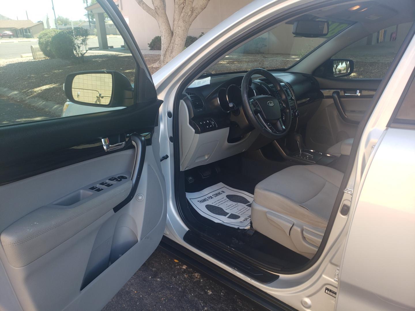 2012 /gray and black Kia Sorento lx (5XYKT3A61CG) with an 2.4L L4 DOHC 16V engine, 6-Speed Automatic transmission, located at 323 E Dunlap Ave., Phoenix, AZ, 85020, (602) 331-9000, 33.567677, -112.069000 - 2012 Kia Sorento LX,.... EXCELLENT condition, A MUST SEE!!...... Cold A/C, Stereo/CD, Satellite compatible, Bluetooth, Phone Sync, Clean Gray and Black Interior with gray cloth seats in near perfect condition, New brakes, Tune up, No accidents. The SUV is gorgeous inside and out. Incredible gas mile - Photo#8