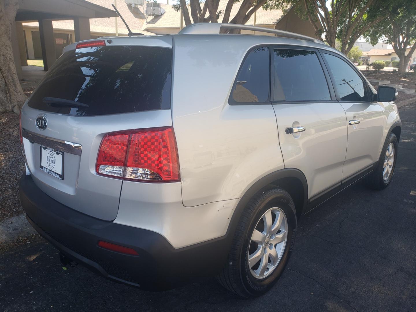 2012 /gray and black Kia Sorento lx (5XYKT3A61CG) with an 2.4L L4 DOHC 16V engine, 6-Speed Automatic transmission, located at 323 E Dunlap Ave., Phoenix, AZ, 85020, (602) 331-9000, 33.567677, -112.069000 - 2012 Kia Sorento LX,.... EXCELLENT condition, A MUST SEE!!...... Cold A/C, Stereo/CD, Satellite compatible, Bluetooth, Phone Sync, Clean Gray and Black Interior with gray cloth seats in near perfect condition, New brakes, Tune up, No accidents. The SUV is gorgeous inside and out. Incredible gas mile - Photo#3